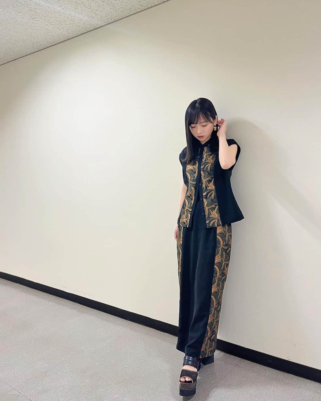 齊藤京子のインスタグラム：「今日の私服🪡  tops : @ezick.ec.official  skirt : @ezick.ec.official  sandals : @murua_official  earring : @murralofficial」