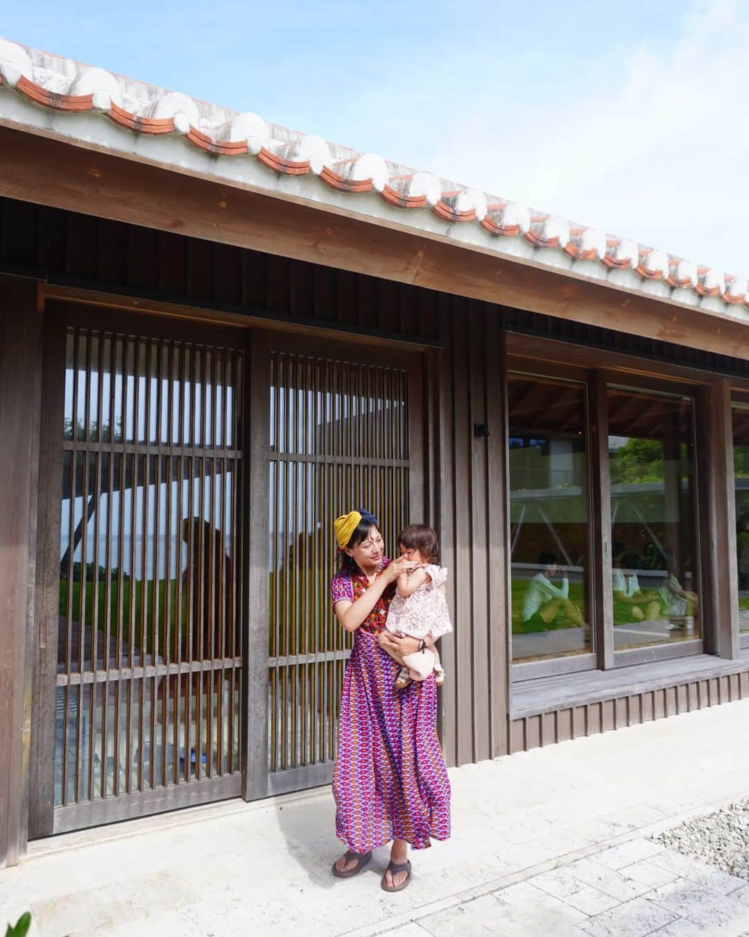 芳美リンさんのインスタグラム写真 - (芳美リンInstagram)「🗾沖縄/読谷村　 Okinawa/Yomitan Village  星のや沖縄さんにて。  ヴィラの様な、プライベート感のある、 独立したお部屋が魅力的。全室オーシャンフロント🌊  あえて低層階の建物のみにしているので、 敷地が長く、どこまでも星のやさんなのでは？ という贅沢な造り☆（移動は電動カートでラクラク）  海の底をイメージしたロビー、 伝統的なダスクを模した壁、  初めて飲む、アワアワのお茶は、「ぶくぶく茶」。 旅人に、幸せな航海となるよう願いを込めてふるまわれていたそう。  琉球張り子の絵付け体験、 などなど🌊  沖縄リピーターでも初体験がたくさん詰まった素敵なホテルでした🌊  @hoshinoya.official #星のや沖縄 #Hoshinoyaokinawa #星のや #socialport #traveltoddler #トラベルトドラー#トラベルガール #沖縄旅行#okinawa#japantrip #子連れ旅#旅育#琉球張り子#ぶくぶく茶」7月13日 19時32分 - lynn.lynn5