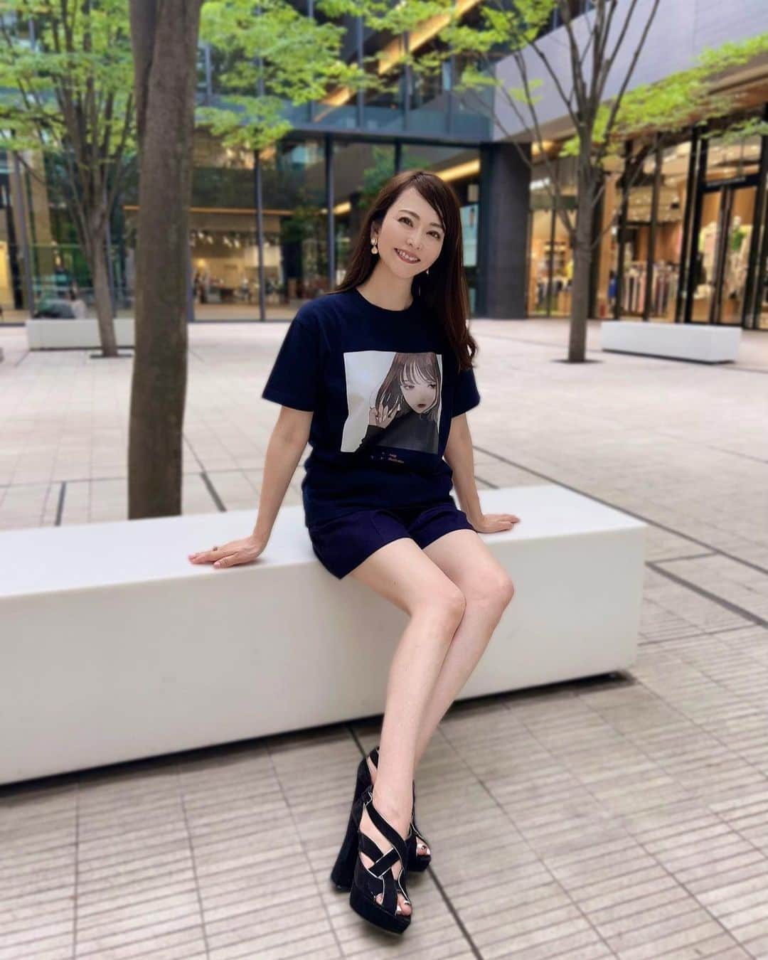 森雅子のインスタグラム：「✨✨  こんばんは。  大人Tシャツスタイル✨  描かれている女の子の表情に釘付け。  @house_of_picutres   イラストレーターである凪さんの作品 『大丈夫』がプリントされています。  ブラックに見えるかもだけどネイビーです。  Sから3XLまでサイズも豊富。 私はSサイズを着てます。  他にホワイト、ブラックあり。  HOUSE OF PICTURES は  アーティストとアートを繋ぐ 絵画モチーフの商品を展開するブランド。  若手アーティストの支援や アート好きやアートを仕事とする人を 増やしたいと活動されている事に共感し  私も着させていただきました。  生地もしっかりしていて シワになりにくいです。  次男にも『それいいね！』て言われて 嬉しかった〜💕  ストーリーハイライトに リンクを貼ってるので ぜひチェックしてみてくださいね♪  @house_of_picutres   ショートパンツ　#zara サンダル　#miumiu  ・ ・  #houseofpictures #現代アート #アート好き #現代アート好きな人と繋がりたい #アート好きな人と繋がりたい #アートT #tシャツコーデ #アートTシャツ #大人カジュアル #カジュアルコーデ #綺麗めカジュアル #ショートパンツコーデ #ショートパンツスタイル #ad」