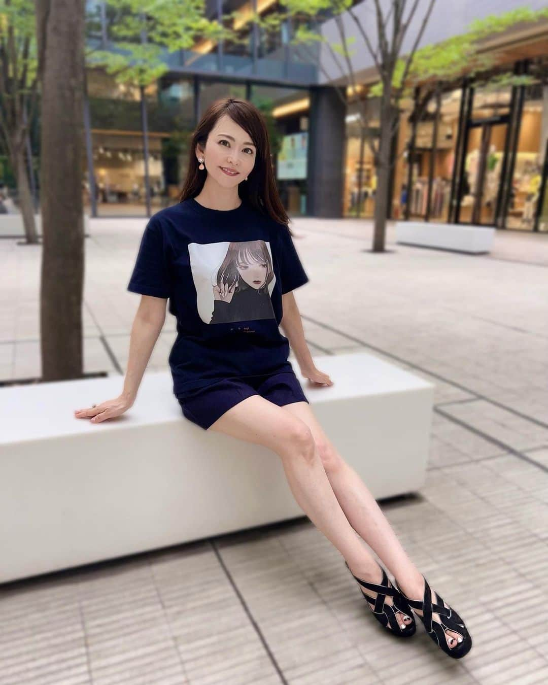 森雅子さんのインスタグラム写真 - (森雅子Instagram)「✨✨  こんばんは。  大人Tシャツスタイル✨  描かれている女の子の表情に釘付け。  @house_of_picutres   イラストレーターである凪さんの作品 『大丈夫』がプリントされています。  ブラックに見えるかもだけどネイビーです。  Sから3XLまでサイズも豊富。 私はSサイズを着てます。  他にホワイト、ブラックあり。  HOUSE OF PICTURES は  アーティストとアートを繋ぐ 絵画モチーフの商品を展開するブランド。  若手アーティストの支援や アート好きやアートを仕事とする人を 増やしたいと活動されている事に共感し  私も着させていただきました。  生地もしっかりしていて シワになりにくいです。  次男にも『それいいね！』て言われて 嬉しかった〜💕  ストーリーハイライトに リンクを貼ってるので ぜひチェックしてみてくださいね♪  @house_of_picutres   ショートパンツ　#zara サンダル　#miumiu  ・ ・  #houseofpictures #現代アート #アート好き #現代アート好きな人と繋がりたい #アート好きな人と繋がりたい #アートT #tシャツコーデ #アートTシャツ #大人カジュアル #カジュアルコーデ #綺麗めカジュアル #ショートパンツコーデ #ショートパンツスタイル #ad」7月13日 19時32分 - mako_marie_an