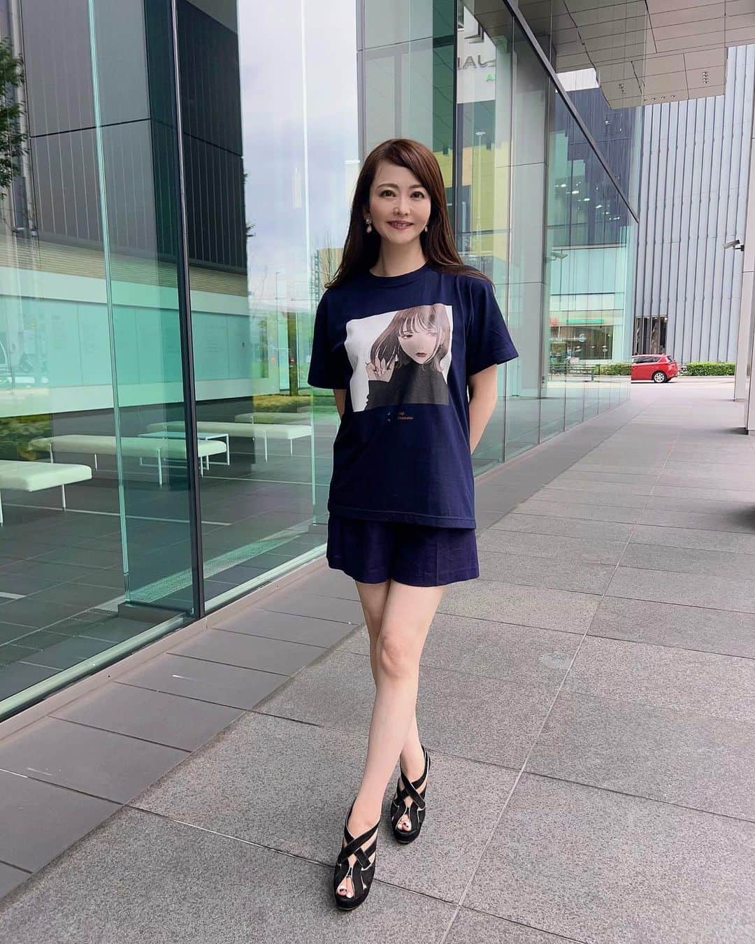 森雅子さんのインスタグラム写真 - (森雅子Instagram)「✨✨  こんばんは。  大人Tシャツスタイル✨  描かれている女の子の表情に釘付け。  @house_of_picutres   イラストレーターである凪さんの作品 『大丈夫』がプリントされています。  ブラックに見えるかもだけどネイビーです。  Sから3XLまでサイズも豊富。 私はSサイズを着てます。  他にホワイト、ブラックあり。  HOUSE OF PICTURES は  アーティストとアートを繋ぐ 絵画モチーフの商品を展開するブランド。  若手アーティストの支援や アート好きやアートを仕事とする人を 増やしたいと活動されている事に共感し  私も着させていただきました。  生地もしっかりしていて シワになりにくいです。  次男にも『それいいね！』て言われて 嬉しかった〜💕  ストーリーハイライトに リンクを貼ってるので ぜひチェックしてみてくださいね♪  @house_of_picutres   ショートパンツ　#zara サンダル　#miumiu  ・ ・  #houseofpictures #現代アート #アート好き #現代アート好きな人と繋がりたい #アート好きな人と繋がりたい #アートT #tシャツコーデ #アートTシャツ #大人カジュアル #カジュアルコーデ #綺麗めカジュアル #ショートパンツコーデ #ショートパンツスタイル #ad」7月13日 19時32分 - mako_marie_an