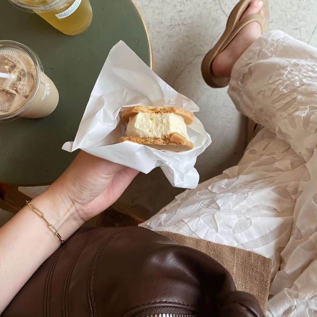 4meee!さんのインスタグラム写真 - (4meee!Instagram)「【暑い今こそ食べたい！アイスクッキーが食べられるカフェ🍨】  暑いときはアイスやカキ氷が恋しい‥！  今年注目はアイスクッキー🍪 他にもアイスクッキーが美味しいカフェがあったらコメントで教えてくださいね😋  ご紹介したのは Shuzo coffee store CBC cafe hug3do  -----photoby💌----- @okayudayo1103  fumii29 @minosta_26  @24honoka.nishijima   #クッキー#アイスクッキー#アイスクッキーサンド#アイスサンド#カフェ#カフェ巡り#カフェ巡り好きな人と繋がりたい #4meee#フォーミー#アイス部#クッキーアイス#アイスカフェ#カフェ部#shuzocoffeestore #cbcカフェ#表参道#表参道カフェ#hug3do #沖縄旅行#沖縄女子旅#沖縄カフェ#沖縄フード」7月13日 19時33分 - 4meee_com