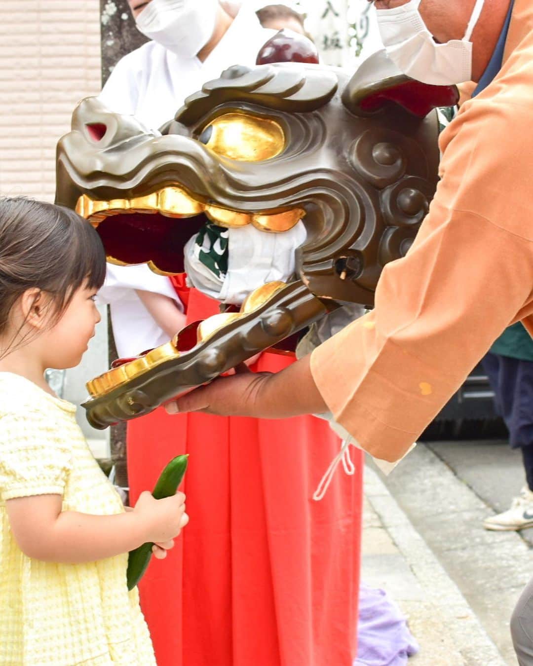 川越氷川神社さんのインスタグラム写真 - (川越氷川神社Instagram)「. 7月14日は当神社の境内にある、八坂神社の例祭日です。 疫病除けのお祭りで、川越の人は「天王（てんのう）さま」と呼んでいます。当日は、朝から神社のお神輿が市内を回り、各町で祭典を行います。  このお祭りの特徴が「キュウリ取っ替え」。 お神輿を迎える人々はキュウリを２本持って集まり、神輿に奉納したあと、お返しに１本もらいます。このキュウリを食べると病気にかからず、夏を元気に乗り切れるとされているのです。  なお、「キュウリとっかえ」は境内でも行います。胡瓜を二本持ってお越しください。疫病除けのお守りもお頒かちします。  #川越氷川神社  #八坂神社 #八坂祭 #天王さま  #疫病鎮静  #川越 #天狗様  #年中行事　 #神社 #kawagoe」7月13日 19時35分 - kawagoe_hikawa