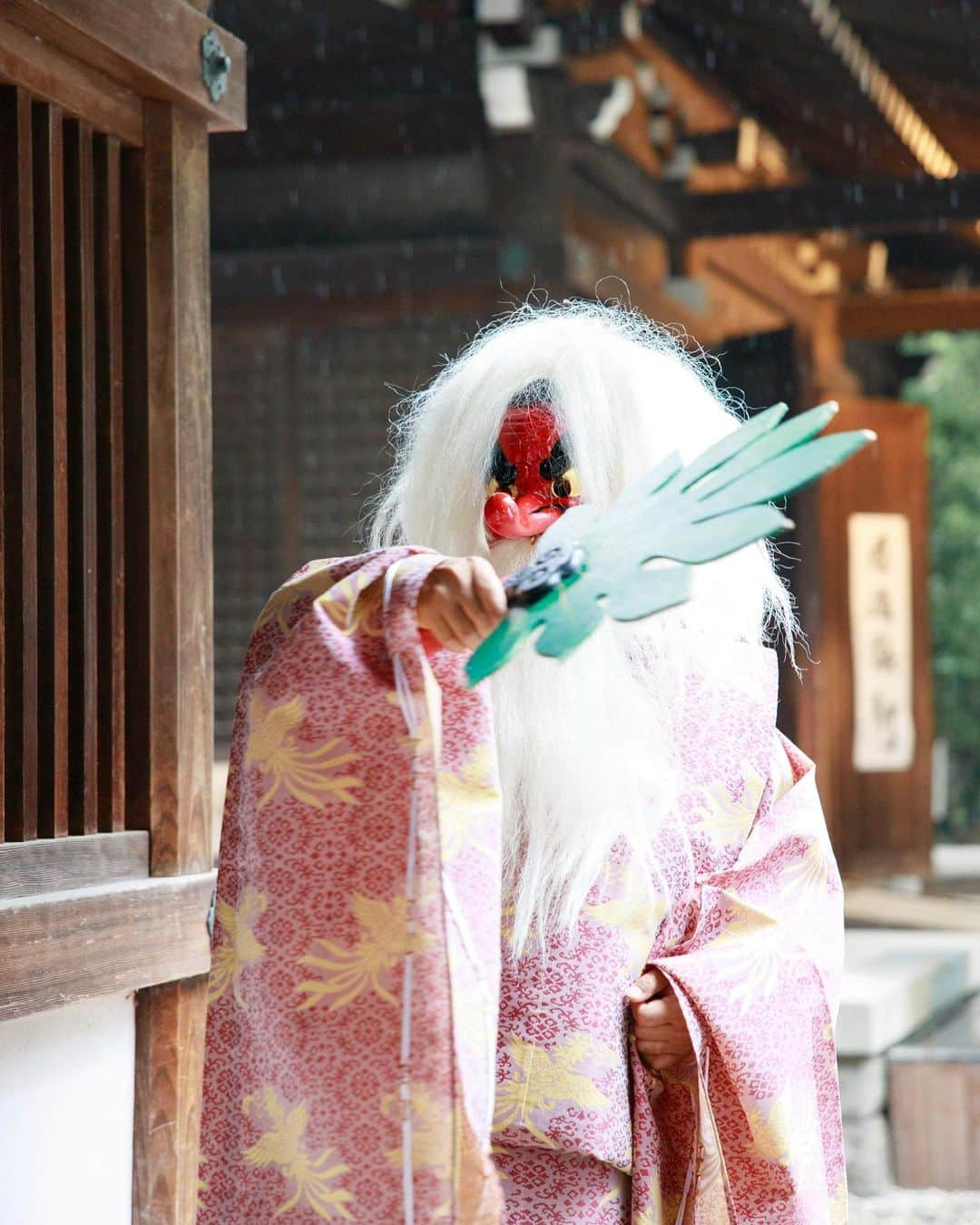 川越氷川神社のインスタグラム：「. 7月14日は当神社の境内にある、八坂神社の例祭日です。 疫病除けのお祭りで、川越の人は「天王（てんのう）さま」と呼んでいます。当日は、朝から神社のお神輿が市内を回り、各町で祭典を行います。  このお祭りの特徴が「キュウリ取っ替え」。 お神輿を迎える人々はキュウリを２本持って集まり、神輿に奉納したあと、お返しに１本もらいます。このキュウリを食べると病気にかからず、夏を元気に乗り切れるとされているのです。  なお、「キュウリとっかえ」は境内でも行います。胡瓜を二本持ってお越しください。疫病除けのお守りもお頒かちします。  #川越氷川神社  #八坂神社 #八坂祭 #天王さま  #疫病鎮静  #川越 #天狗様  #年中行事　 #神社 #kawagoe」