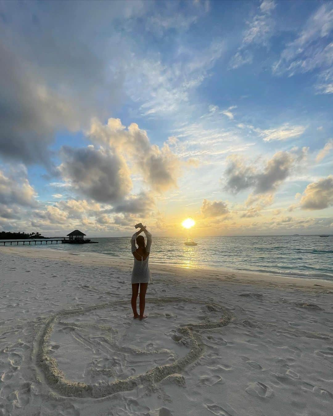 MIAのインスタグラム：「素晴らしいsunset 😫🌅 ずっと眺めてたい〜 モルディブの思い出は忘れない！！ 自然に触れ合う事が1番好き！！パワー貰える🌱  大好きだぁ🥹  それにしてもうちら行動力ありすんぎ〜☝🏻 ͗ ͗   #モルディブ  #海外旅行  #海  #sunset #夕日 #maldives  #maldivesislands  #niyama  #niyamamaldives  #自然  #nature   #女子旅  #フッ軽」