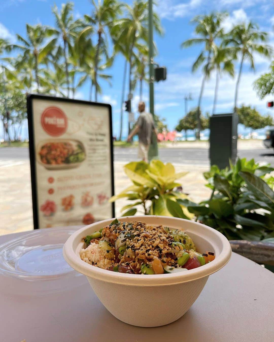 左近鈴乃さんのインスタグラム写真 - (左近鈴乃Instagram)「. Hawaiiで美味しかったものたち🌴🍓🐟🥤 全部タグ付けしました！ (スーパーまでアカウントあってびっくり🛒)  でも結局1番食べたのは パイナップル🍍とスパムおにぎり🍙笑 写真は撮ってないけど、朝ご飯として毎日のように食べた🤣♡大好き！  #ハワイ #ハワイ旅行 #ハワイグルメ」7月13日 19時43分 - suzuno_sakon