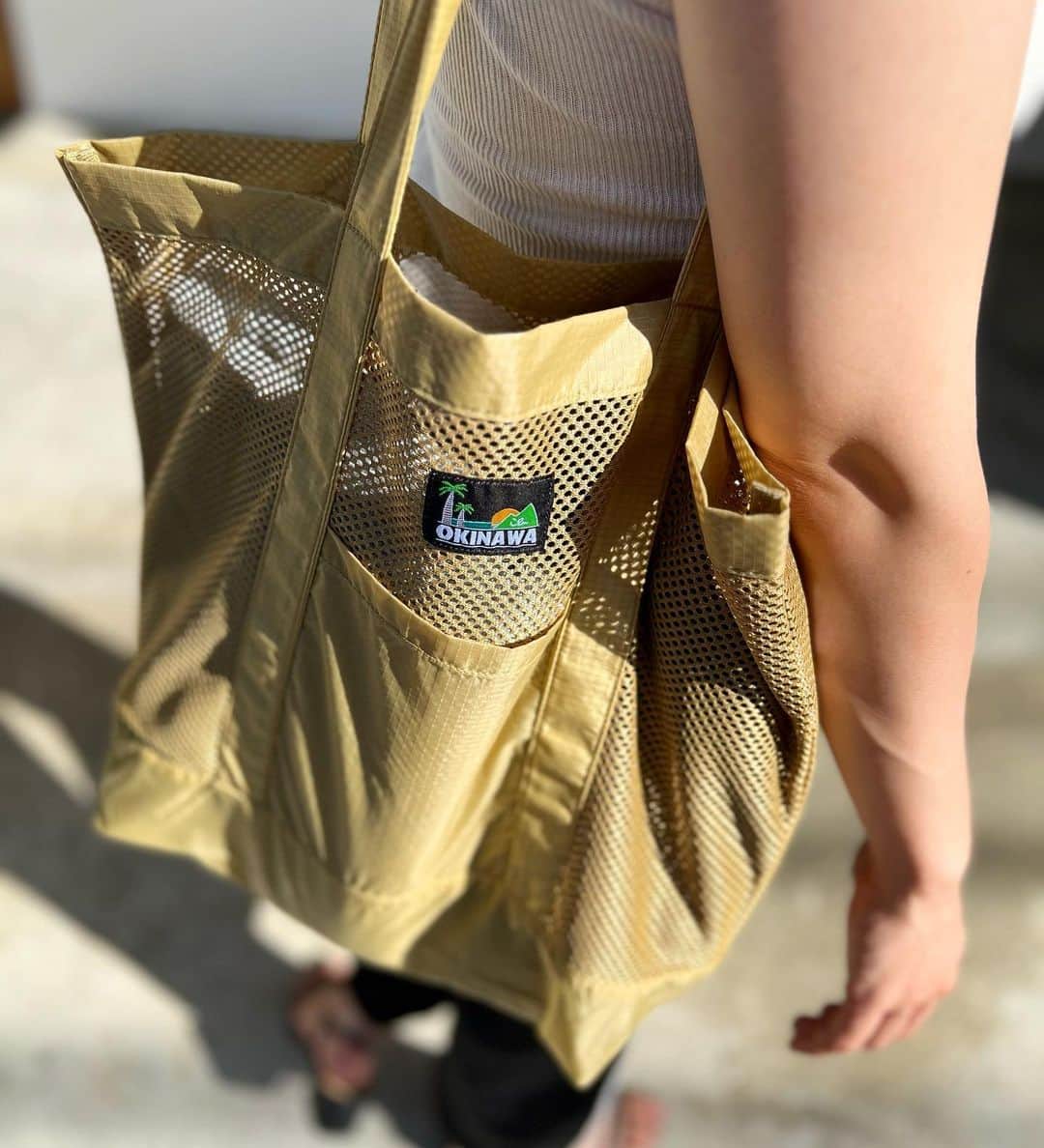original brand 【ilu098】さんのインスタグラム写真 - (original brand 【ilu098】Instagram)「New Color 大好評のメッシュトートバッグへ、 新たに「ベージュ色」が仲間入り。 全3色となり、より鮮やかに♫ お好きな色を選んでね。  先ほどからWebshopで販売を開始です。 店舗は明日(7/14)11時から販売を開始します。  #ilu098 #沖縄 #okinawadays #産後からモデル復帰 の @airi_ilu  #脅威の回復力 #あっぱれ」7月13日 19時56分 - ilu098