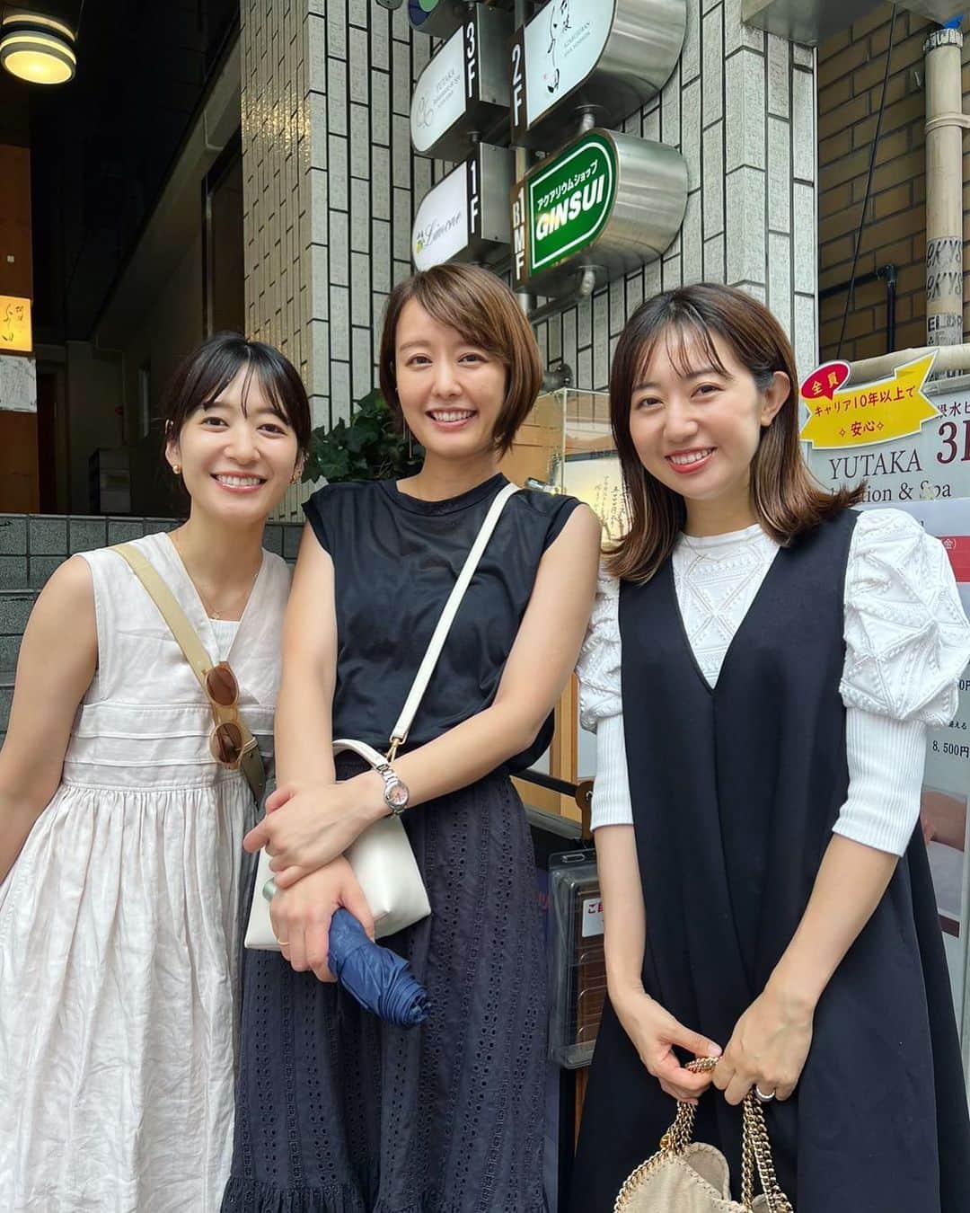 豊崎由里絵のインスタグラム：「. 事務所の先輩、　 @nakamura_hitomi_official  中村仁美さんと @akiyo0414  吉田明世さんとランチしました〜🥰👏 （あきよさんは同い年ですがアナウンサー歴でいうと先輩です！）  たくさん笑って たくさん相談して、 美味しいものをはち切れるほど食べて 何とも幸せな時間でした🥹❤️  なんか思い返すと それぞれがすごい勢いで情報交換していた気がして ジワる…🤣  そしてこんな先輩方とランチできるなんて 就活必死だった大学生の私に 教えてあげたい！🥹  さて！明日は13:50〜 関西テレビ「スロイジ」生放送に出演します✨ 関西の皆さま、ぜひご覧ください〜🔥  もちろん！ 朝7:00〜 TOKYO MX「モニフラ」もあります✨ 東京にお住まいの方はこちらをぜひ！  #アミューズ　#アミューズアナウンサー　#フリーアナウンサー」