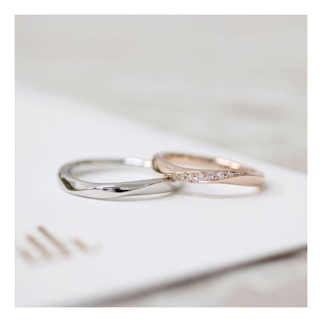ith / イズ オーダメイド結婚指輪さんのインスタグラム写真 - (ith / イズ オーダメイド結婚指輪Instagram)「リボンを翻したような、 ゆるやかなカーブとひねりの立体感。  結婚指輪らしい特別感漂う《マルカート》を 色違いでお仕立てしました。  ダイヤモンドは “7” 石、 お二人にとって縁のある数字です。  眺めるたびに心が安らぐ、 お二人だけの指輪が仕上がりましたね。  ▽ 指輪について 結婚指輪(男性)：マルカート Pt950：114,000円〜  結婚指輪(女性)：マルカート K18PG：129,000円〜  お問い合わせコード：23260  *********************************** ⧉ ith 公式WEB  @ith_marriage アカウントTOPへ 　 ☞ プロフィールURLをタップ  ⧉ 公式ハッシュタグ   ☞ #イズマリッジ   ⧉ 暮らしに寄り添うジュエリー  ith online store ☞  @ith_jewelry   ***********************************  #結婚指輪 #マリッジリング  #婚約指輪 #エンゲージリング #カスタマイズ #オーダーメイド #オーダーメイドリング #手仕事 #結婚指輪オーダー #アトリエ #ゴールドリング  #ダイヤモンド #結婚指輪探し #結婚指輪選び #指輪選び #指輪探し #結婚準備 #婚約 #プロポーズ #プレ花嫁  #花嫁準備 #2023秋婚 #2023冬婚  #2024春婚 #2024夏婚 #職人」7月13日 19時50分 - ith_marriage