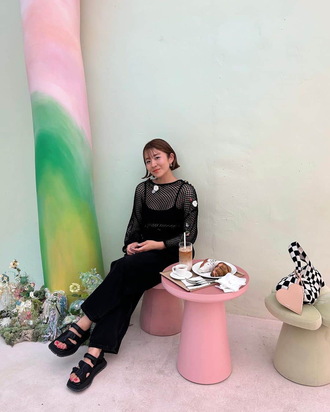 のインスタグラム：「明太子クロワッサン食べにきたよ🥐中のグリーンは辛くないけどワサビ🫣 甘い方のクロワッサンに付いてたパールを最後に食べようと思ってたら、食べるの忘れたの今思い出したwww 悲しみ  てか、2枚目の写真、等身バランスへんじゃね？ww  📍 @moodae_pastory  #seoul #seoulcafe #korea」