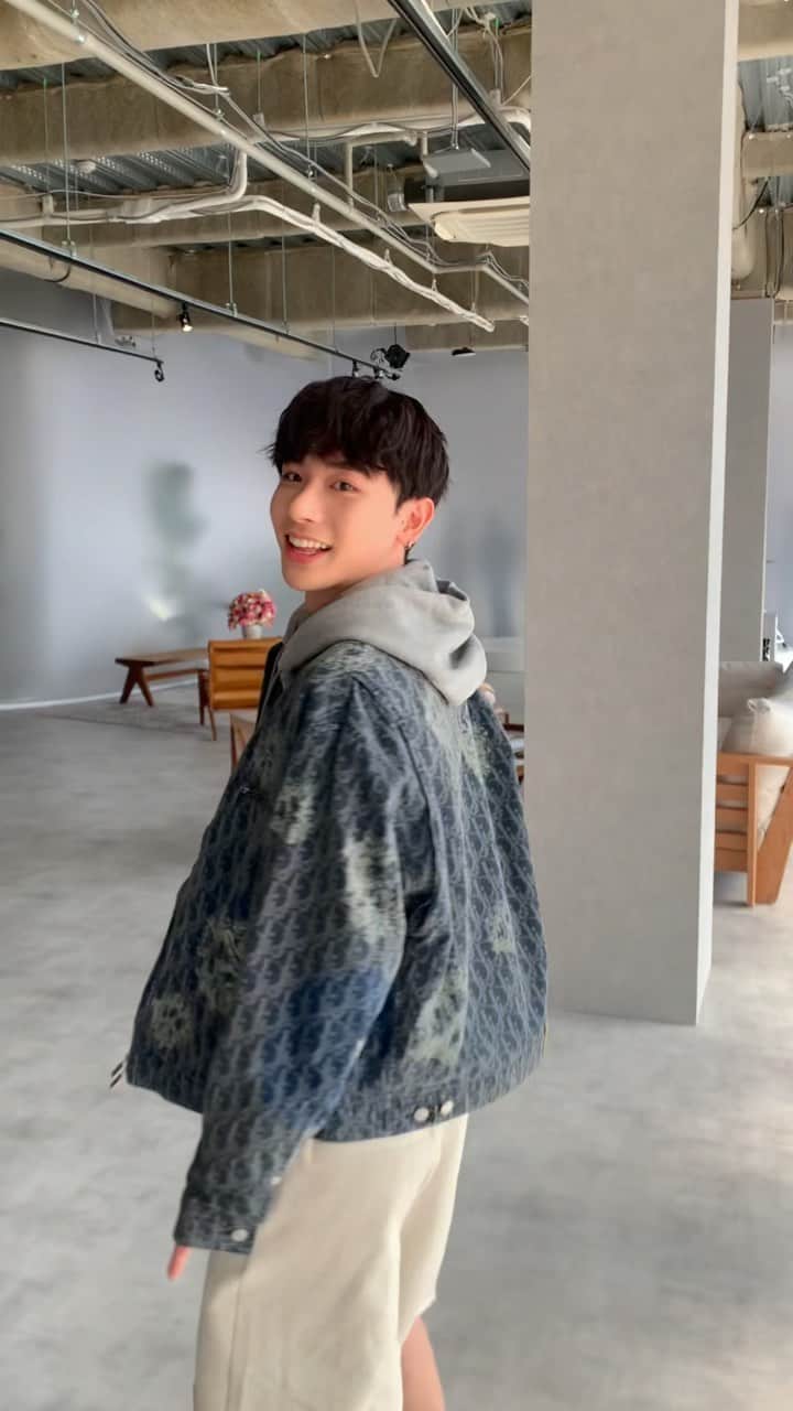 よしあきのインスタグラム：「今開催中の #DIORTEARS のポップアップストアに行ってきました🌿🎷みんなも行って見てねー！  @DIOR @MrKimJones #DIORTEARS #supportedbydior」