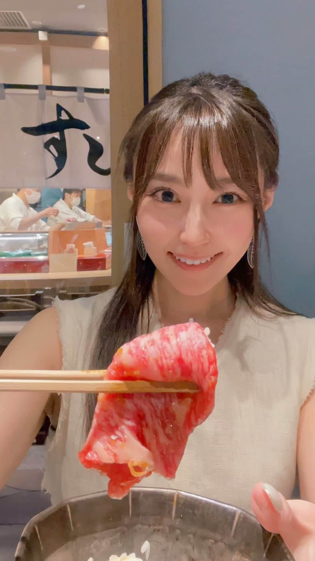 中川祐子のインスタグラム：「タンとハラミMEAT BANK.jp✨✨ . 人形町交差点に新しくできた施設 エムズクロス人形町「ハシゴ楼」の5階に 今月オープンしたばかりのお店💓 . カジュアルだけど大人な雰囲気… 嬉しいのは煙が全く気にならなかったこと✨ ここならデートで行くのもOKね😉w . そしてお肉はどれもビックリするくらい美味しい✨✨ なのにこのボリュームはヤバい❣️ . 肉好き女子をキュンキュンさせる 至れり尽くせりのコース🫰 . 最後の麻薬レバーで 完全ハートを撃ち抜かれましたわ💘 . あーもー幸せ🥰 . ごちそうさまでした〜❤️ . @meatbank.jp  . #人形町グルメ  #焼肉店 #新オープン #肉好き女子  #美味しすぎる焼肉 #焼肉大好き #お肉大好き  #タンとハラミ #とりギョプサル #肉ピー #とろけるレバー #meatbank #happylife #幸せになるお店 #大人の焼肉 #焼肉デート #カジュアル焼肉 #meatlover #yakiniku」