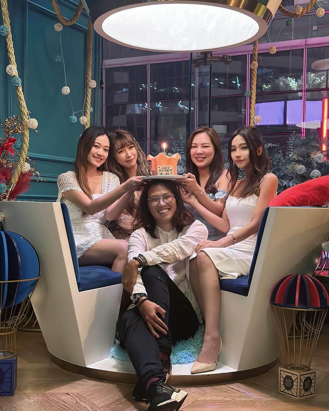 Moanna S.さんのインスタグラム写真 - (Moanna S.Instagram)「Birthday celebration with my fellow ♋️🤍🥂 Thank you @arcadia_restaurant_bar for the lovely arrangement🎉 we had a blast🍓 rooftop photos in the coming post!」7月13日 19時54分 - moannaxdessire