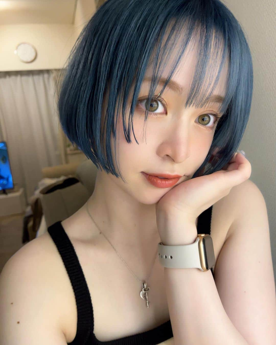 じゅりのインスタグラム：「💙🧊🐳💦  ニューヘアー🩵🫧 昨日ストーリー載せたらめちゃくちゃ好評で嬉しかった🥹  そして前髪も少し切って下ろせるようにしたんだよ〜❕ 前髪アリとナシどっちが好き（＾_＾）❔🤍  いつも @momo_fjnm さん 可愛くしてくれてありがとうございます🫶🤍  #ミニボブ #ショートボブ #ハイトーン #ハイトーンボブ #ブルーカラー」