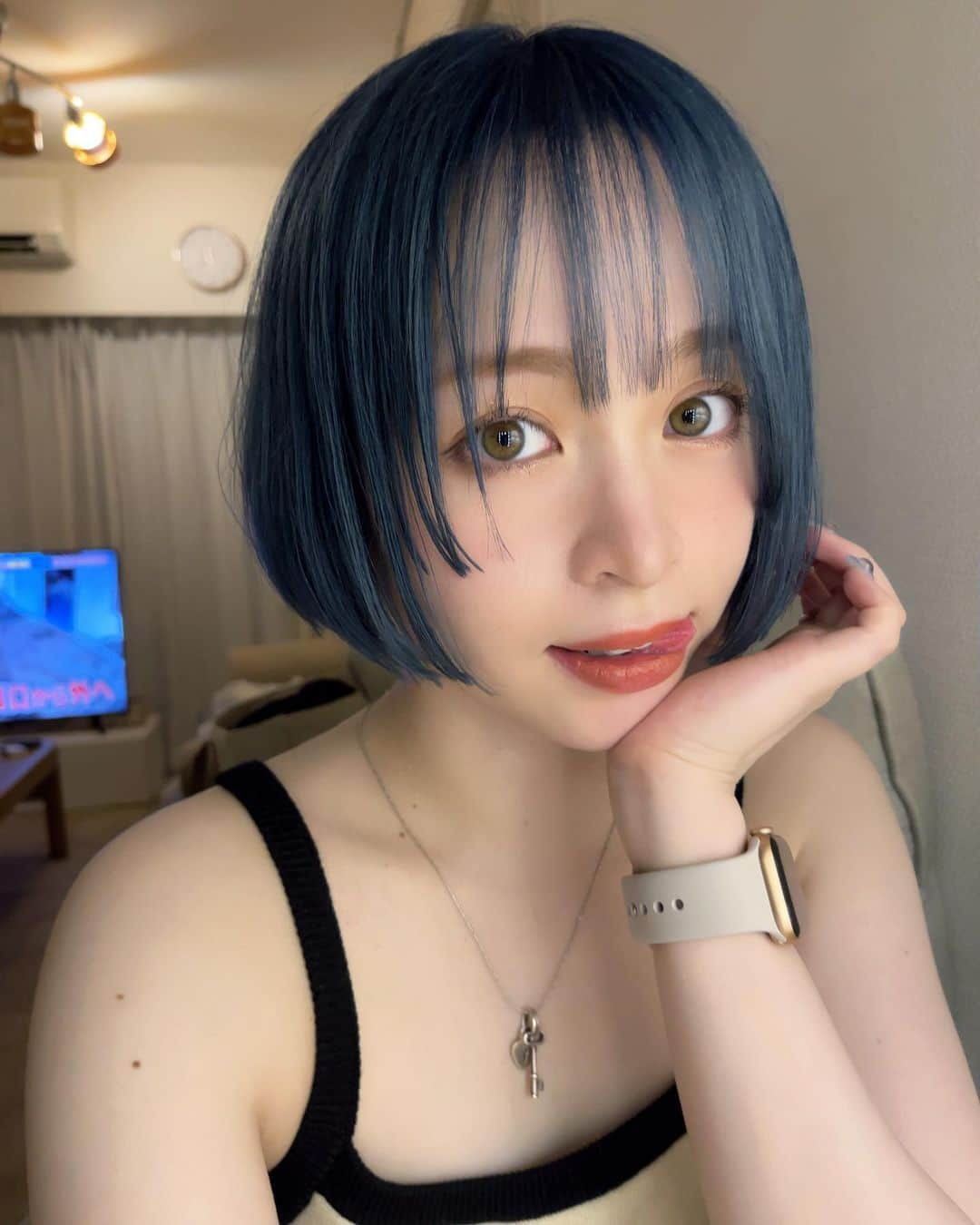 じゅりさんのインスタグラム写真 - (じゅりInstagram)「💙🧊🐳💦  ニューヘアー🩵🫧 昨日ストーリー載せたらめちゃくちゃ好評で嬉しかった🥹  そして前髪も少し切って下ろせるようにしたんだよ〜❕ 前髪アリとナシどっちが好き（＾_＾）❔🤍  いつも @momo_fjnm さん 可愛くしてくれてありがとうございます🫶🤍  #ミニボブ #ショートボブ #ハイトーン #ハイトーンボブ #ブルーカラー」7月13日 19時55分 - juripuuu