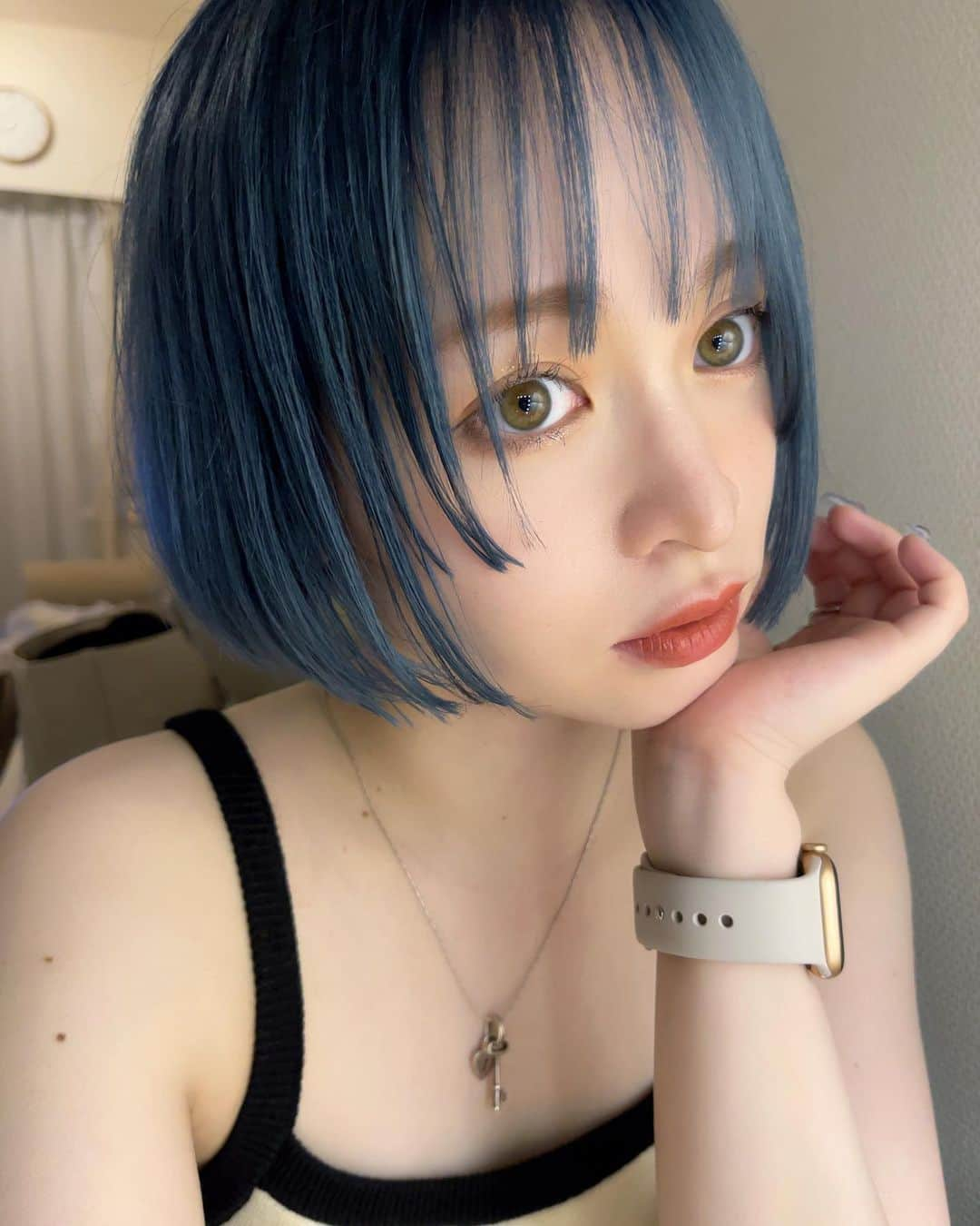 じゅりさんのインスタグラム写真 - (じゅりInstagram)「💙🧊🐳💦  ニューヘアー🩵🫧 昨日ストーリー載せたらめちゃくちゃ好評で嬉しかった🥹  そして前髪も少し切って下ろせるようにしたんだよ〜❕ 前髪アリとナシどっちが好き（＾_＾）❔🤍  いつも @momo_fjnm さん 可愛くしてくれてありがとうございます🫶🤍  #ミニボブ #ショートボブ #ハイトーン #ハイトーンボブ #ブルーカラー」7月13日 19時55分 - juripuuu