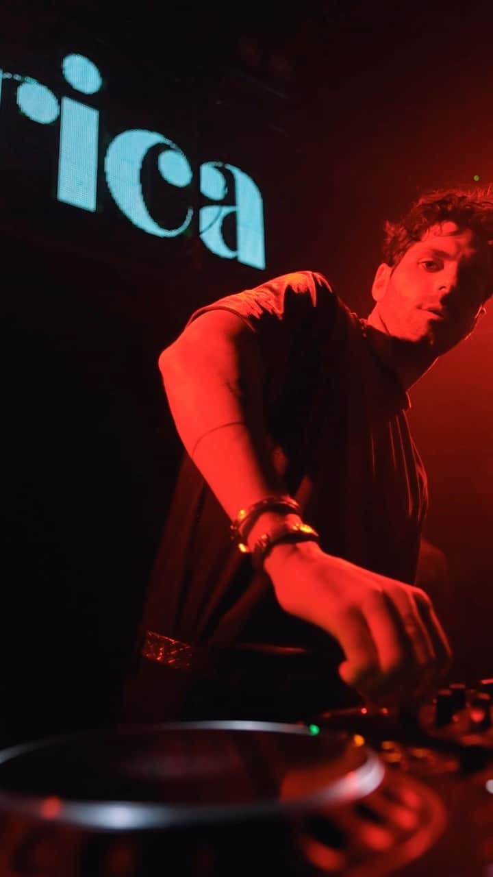 ハイメ・アルグエルスアリのインスタグラム：「Mr. @squire.music playing his release ‘Virtual Modernity’ for @sincopatmusic at @inputdanceclub  What a track guys!!! 😎🤘🔥」