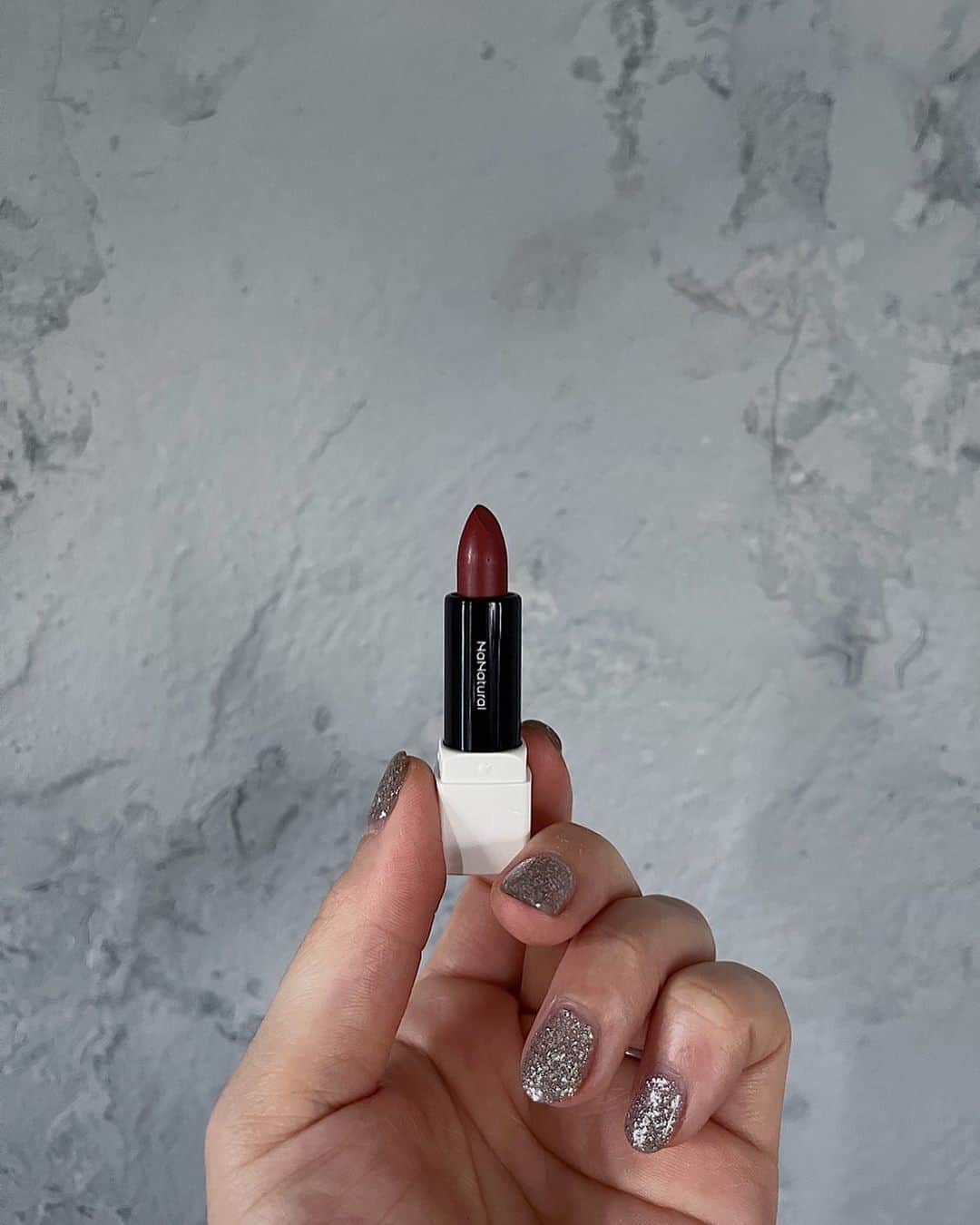 佐々木香奈のインスタグラム：「ナギちゃん監修の new release lip💄  アイシャドウにも チークにもなる万能さん  ほどよく艶があって レッドブラウンの 大人っぽい色味  休日メイクは、 最近これのみ♡」