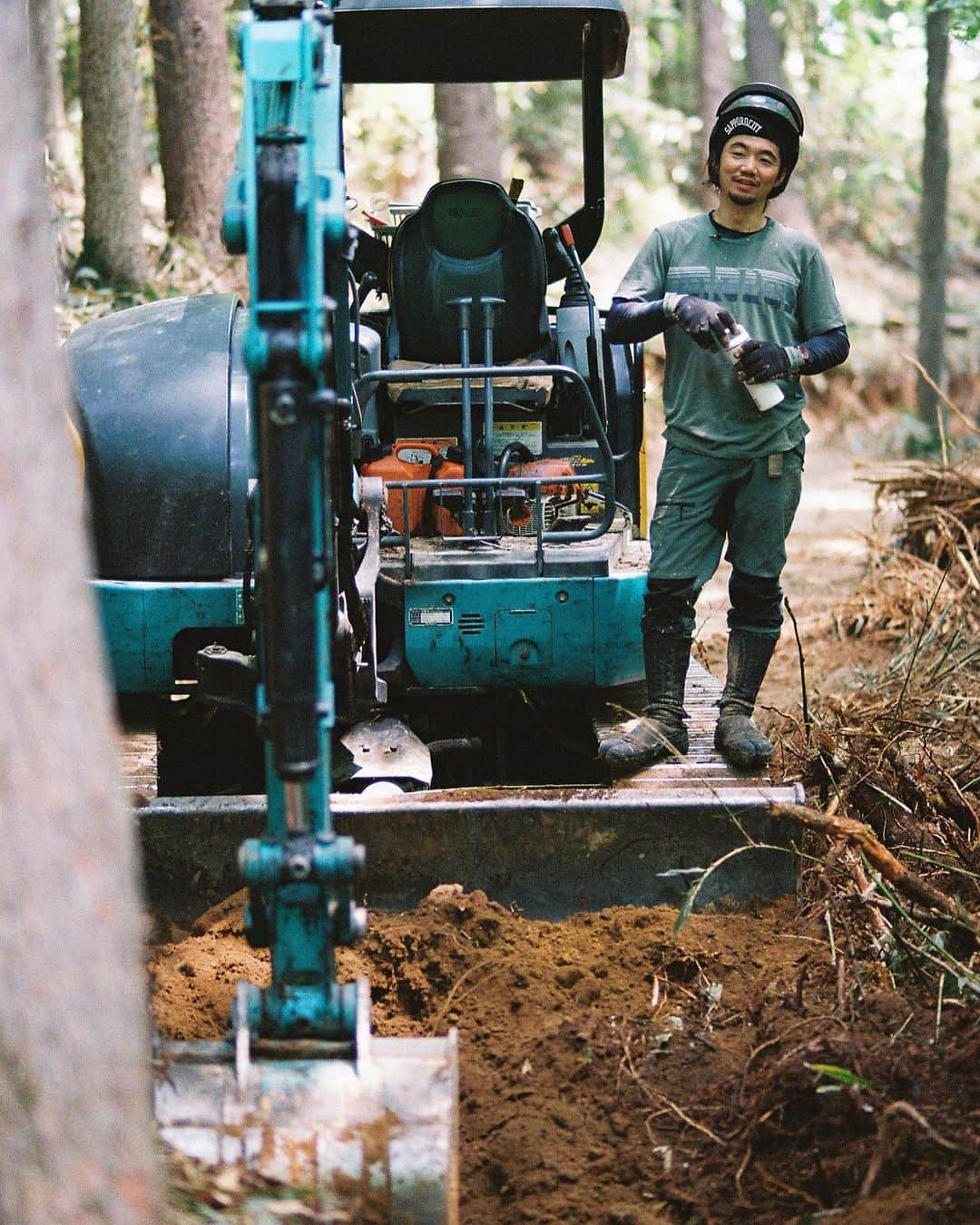 河野真也のインスタグラム：「outwoods 足立成亮さん。  この人を知ってもらいたい。  ヤマで、この人の話を聞いてもらいたい。  キッカケをくれる人。  @shigeakiadachi   (撮影 日比野寛太)   #北海道 #札幌 #木こり #森林作業道 #林業 #北海道愛がとまらない #hokkaido #sapporo」