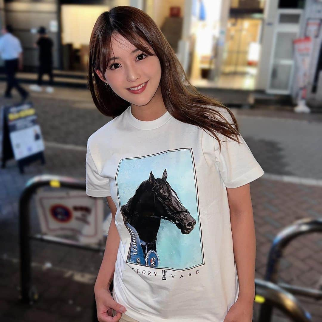 erinaさんのインスタグラム写真 - (erinaInstagram)「. . 今週も後金曜日を頑張れば競馬ができるー！ ということで焼き肉屋で一杯やってます🍺 . #グローリーヴェイズ の引退記念グッズが 発売されたということできてみました👚 今回からSサイズが登場したので160cmの私はぴったりでした❤️ . ストーリーにURLを貼っていますのでぜひ見てください！ . . . #horsegoodsnet」7月13日 19時59分 - erina_umajo