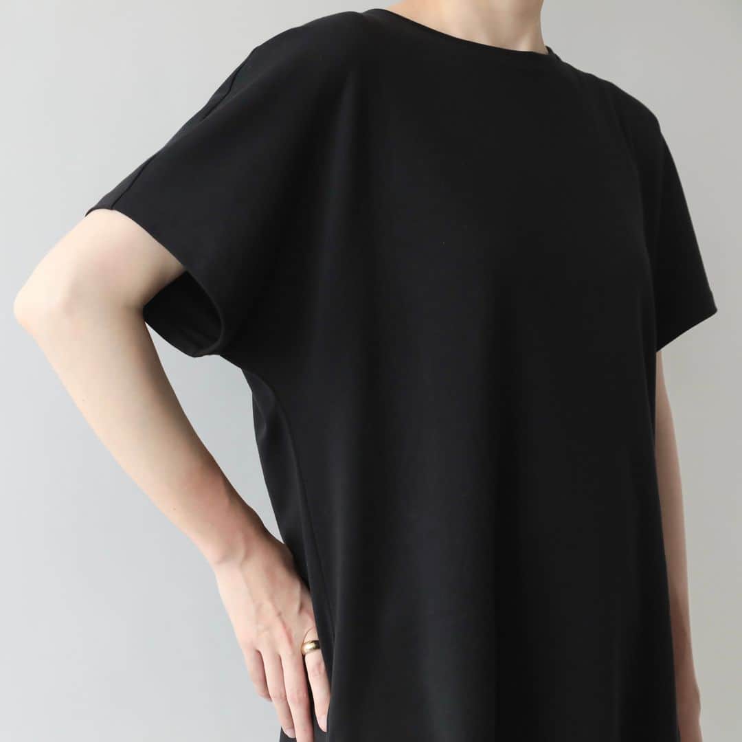 Factelier(ファクトリエ)さんのインスタグラム写真 - (Factelier(ファクトリエ)Instagram)「【NEW】ブラウス未満、Tシャツ以上。ブラウスのように1枚できまる上質&リラックスTシャツに新カラー”ブラック”が登場！  ブラウスほどかしこまりすぎず、Tシャツよりもおしゃれに着られる、「ブラウス未満、Tシャツ以上のアイテムがあればいいのに。」  そんなお客様とファクトリエスタッフの声からスタートしたこのTシャツ。  夏に欠かせなくなりそうな、とっても使える1枚です。  さらに、今年は襟の強度を増して、より一層長くご愛用いただけるようになりました。  ＜特徴＞ ■1枚でサマになる! 　ブラウスのようにきちんと見えるデザイン  ■着痩せ効果のある 　ドルマンスリーブシルエット  ■ずっと着ていたくなる、滑らかな肌触り  ■どんなシーンでも活躍する着回し力 　きれいめから大人カジュアルまで  ▼スーピマコットンのブラウスTシャツ color：ブラック、ダークグレー、ブルー、ピンク、ネイビー、ベージュ size：38/40 price：¥7,370 . . ---------- 語れるもので日々を豊かに . ファクトリエはメイドインジャパンの工場直結ファッションブランドです。 職人の情熱と最高の技術がつまった、人に語りたくなるものを長く大切に使ってもらいたい、そんな想いと共に語れる本物をお届けします。 . ▽公式サイトはプロフィールのURLから @factelier . #ファクトリエ #factelier #TFC #メイドインジャパン #日本製 #ベーシック #良いものを長く #クラフトマンシップ #語れるもので日々を豊かに #tシャツ #大人のtシャツ #レディースtシャツ #カットソー #カットソーコーデ #きれいめtシャツ」7月13日 20時00分 - factelier
