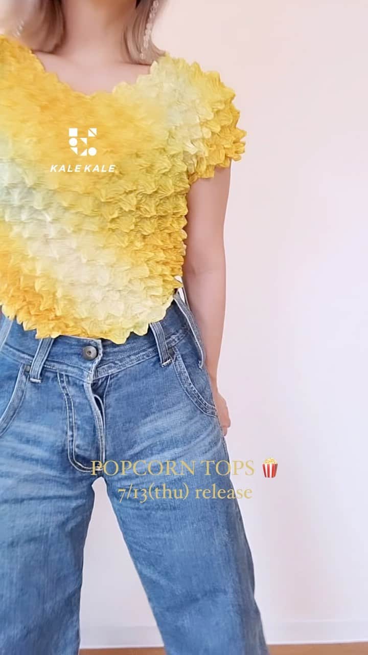 gallerieのインスタグラム：「本日‼️ 21:00-  POPCORN TOPS 🍿release  今よりもvintageファッションって エネルギーがあって、自由な表現が多くて物がイイ。 そしてトレンドは繰り返して、 オトナは2〜3回同じトレンドを経験する笑 だからこそ余裕もあって1回目より自由に楽しめる。  シンプルに着るだけでもおしゃれで着やすいし、 ちょっと勇気がいるなって場合は ワンピースとかジレやジャケットのインナー使いもおしゃれです。✨  性別も年齢も体型も関係なく楽しめて、 永く楽しめるアイテムをぜひ楽しんで下さい🤍  詳細、ご購入は、プロフィールからオンラインストアに飛んでね✈️  #kalekale #vintage #popcorn #古着屋」