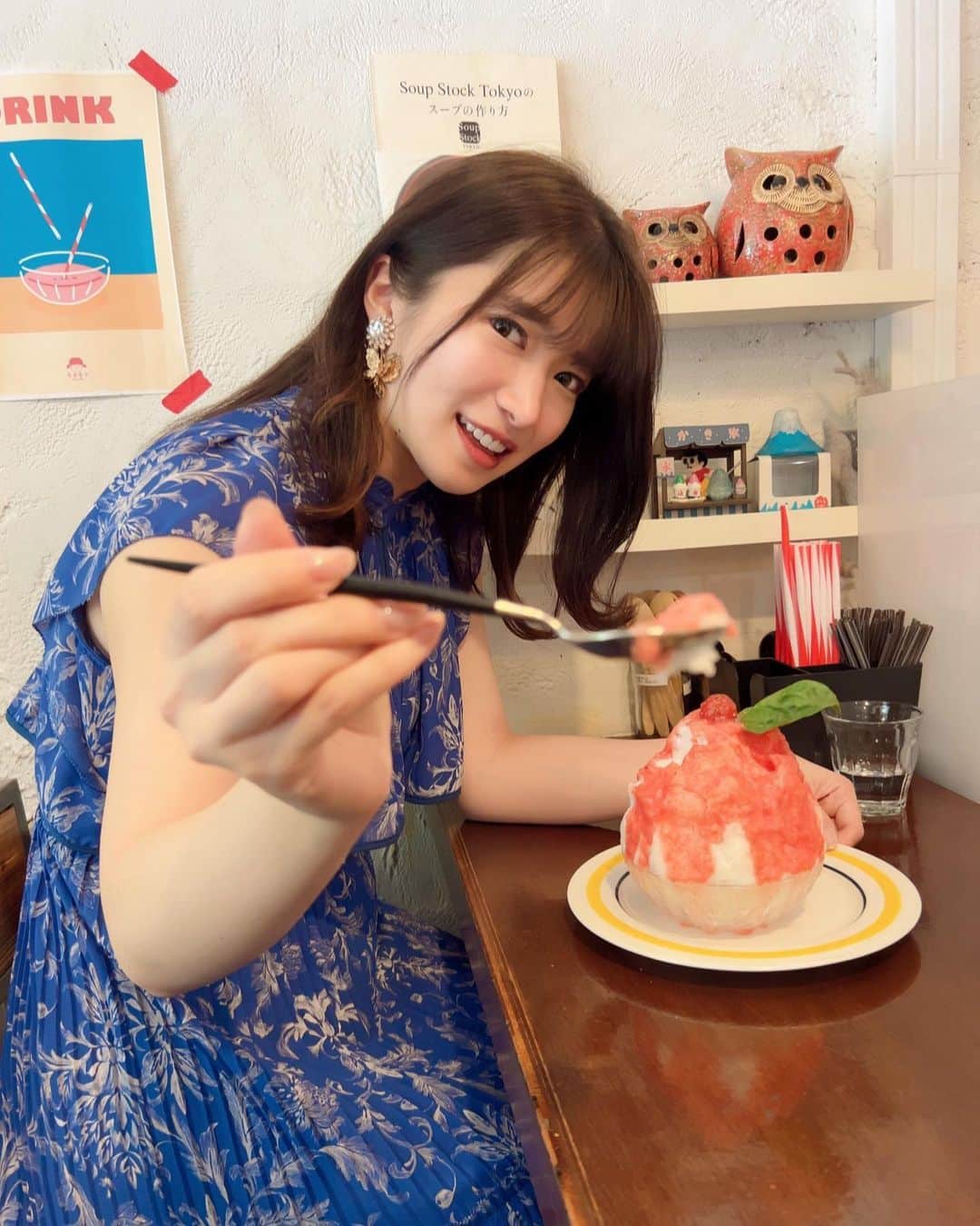 のインスタグラム：「韓国 望遠『東京ピンス』さん🍧  ＊ポロポロトマトかき氷 ＊春の日はシュークリームカステラかき氷  韓国のかき氷屋さん！『東京ピンス』さんへ🍧 こちらのお店は日本のかき氷店に影響を受け、オープンしたのだそう😳！ ポロポロトマトのかき氷🍅 韓国ではトマトは完全にフルーツみたい💫 フルーティーで甘くて酸味もあって、ほんとにトマト！ 胡椒が素晴らしいアクセント🥳 別添えに塩があってそれをかけると味変でまた違う甘さになって美味しい！ てっぺんのチェリートマトが優しい甘さでした🍀 春の日はシュークリームカステラかき氷...すごいネーミング😳！！！ どんな味だろうと思ったんだけど確かにカステラ感がかなりありました！ シュークリームみたいなカスタードクリームの甘さもあり、でも甘すぎず思っていたよりもかなり控えめな甘さ。 シロップが沢山かかっていない分、氷のふわふわ感が感じられて良かった😋 また新しい感じの一杯でした🍧 ずっと行ってみたかった東京ピンスさん、行けて良かったです🫧」