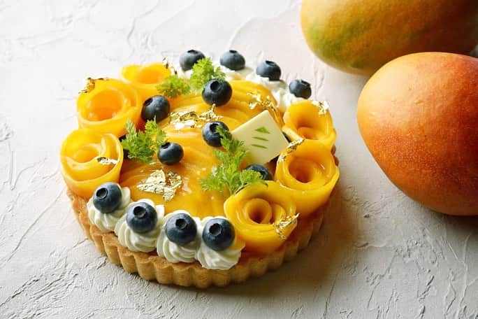 ホテル椿山荘東京のインスタグラム：「. 極上の旬を味わう「極 フルーツタルト」 Commemorating our 70th anniversary, we present the delicious Ultimate Fruit Tart.  7つの季節ごとに登場するタルト。夏は国産マンゴーとブルーベリーのタルトをご用意しました🫐  20台限定販売。 マンゴーをたっぷりと贅沢に使ったフルーツタルトをご堪能ください🥭  販売日 2023/7/30 Sun. 料　金 ¥12,000 (税込) 予　約 ～7/25 Thu. 日まで 店　舗 ショップ「セレクションズ」  @hotelchinzansotokyo_official  @hotelchinzansotokyo_wedding  #tart #hotelcake  #マンゴー  #ブルーベリー  #フルーツタルト #タルト」
