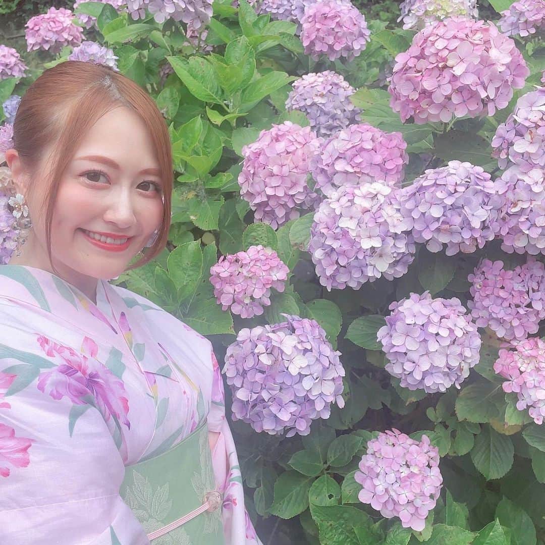 国分亜美のインスタグラム：「【エレガント寄りフェミニンの浴衣の柄】 ⁡ ⁡ 鎌倉へ紫陽花を見に行ってきました🐾 ⁡ たくさん咲いててすごく綺麗だった～🥹💕 ⁡ 紫陽花は儚さの中に力強さがあって 色合いも可愛くて好き🥰 ⁡ ⁡ この日は浴衣を着ましたが、写真を見返してみると 顔タイプに合ったものを選んでました👘 ⁡ ⁡ ・丸みや柔らかさを感じる大きなお花柄 ・お花柄の中に葉や茎も含んでいる ・帯のお花も大きくて華やか ・ピンク色 ⁡ が、エレガント寄りのフェミニンという 私の顔タイプに合ってたなと思います🌸 ⁡ ⁡ ⁡ お似合いな柄やどんな大きさの柄が得意なのかは 顔タイプ診断で知ることができます✨️ ⁡ ⁡ 夏は楽しいイベントが多い季節🌻🧡 ⁡ お似合いな柄を選んで身につけて、 素敵な夏の思い出を作るのも良いですね☺️💓 ⁡ ⁡ ⁡ ⁡ ୨୧･････････････････････････････････････････････････୨୧ ⁡ ⁡ 色とコスメが得意なイメージコンサルタントです💄❤️ （1st：Warm-Spring／2nd：Warm-Autumn） ⁡ 投稿が参考になったと思ってくださった方は フォロー・いいね・保存して頂けると とっても嬉しく、励みになります🥹💓 ⁡ ⁡ ୨୧･････････････････････････････････････････････････୨୧ ⁡ ⁡ ⁡ ⁡  #イメージコンサルタント #イメコン #顔タイプ診断 #顔タイプアドバイザー #パーソナルカラーアナリスト #顔タイプフェミニン #顔タイプエレガント #イエベ春 #鎌倉紫陽花 #鎌倉観光 #紫陽花 #浴衣女子 #ピンク大好き」