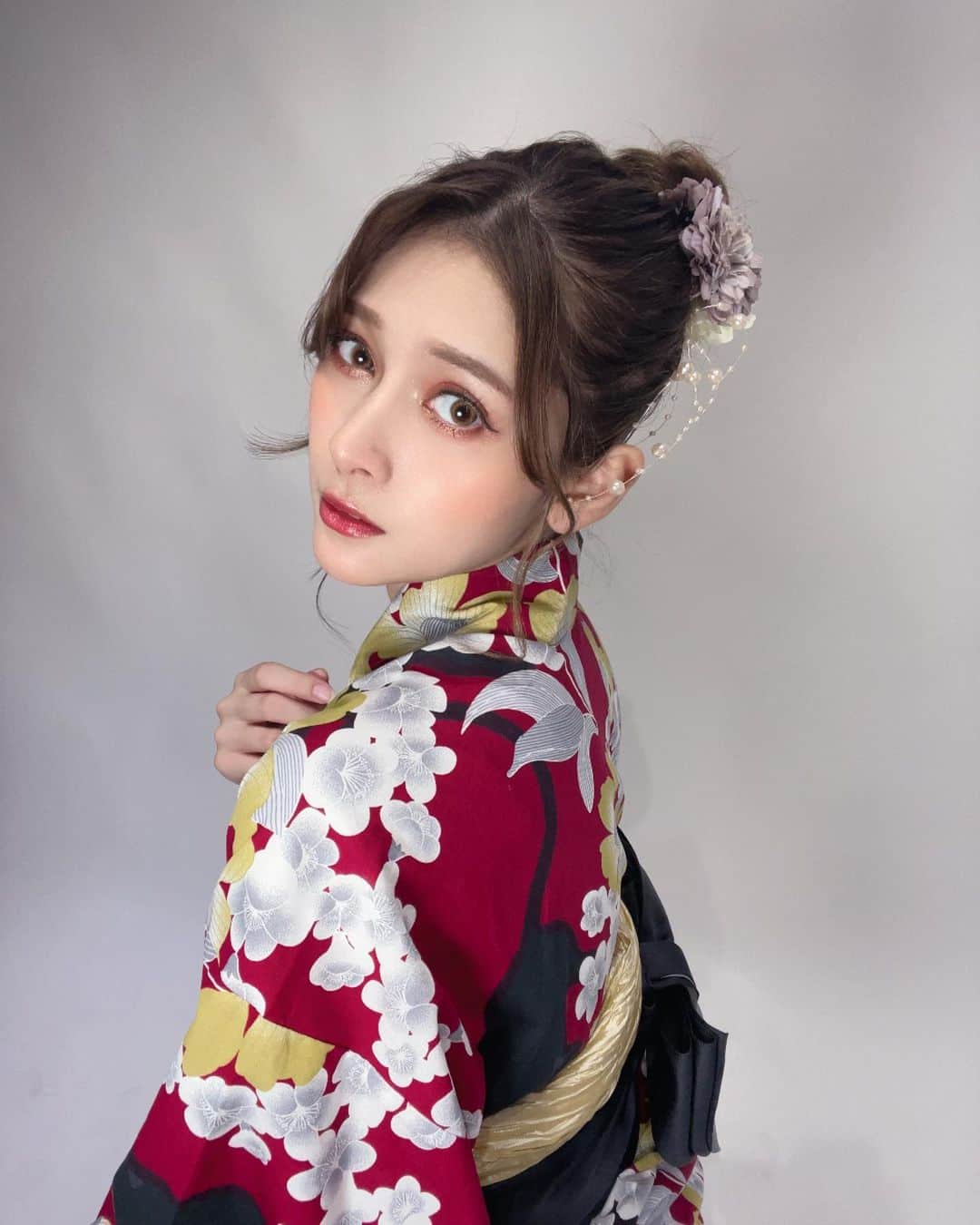 アンジェラ芽衣のインスタグラム：「#夏の宿題チェキ 2023 本日21時より販売開始です︎︎☺︎ 夏らしいマリンルックにレトロ可愛い浴衣など衣装は全5種で 5枚購入からコンプリートできます🌞  さらに今回は15枚特典で #宿題チェキ 限定の夏限定アクリルスタンドもあったりするのでチェックしてね…！🏮👘  URLはTwitterかThreadsか、ストーリーから飛んでねっ」
