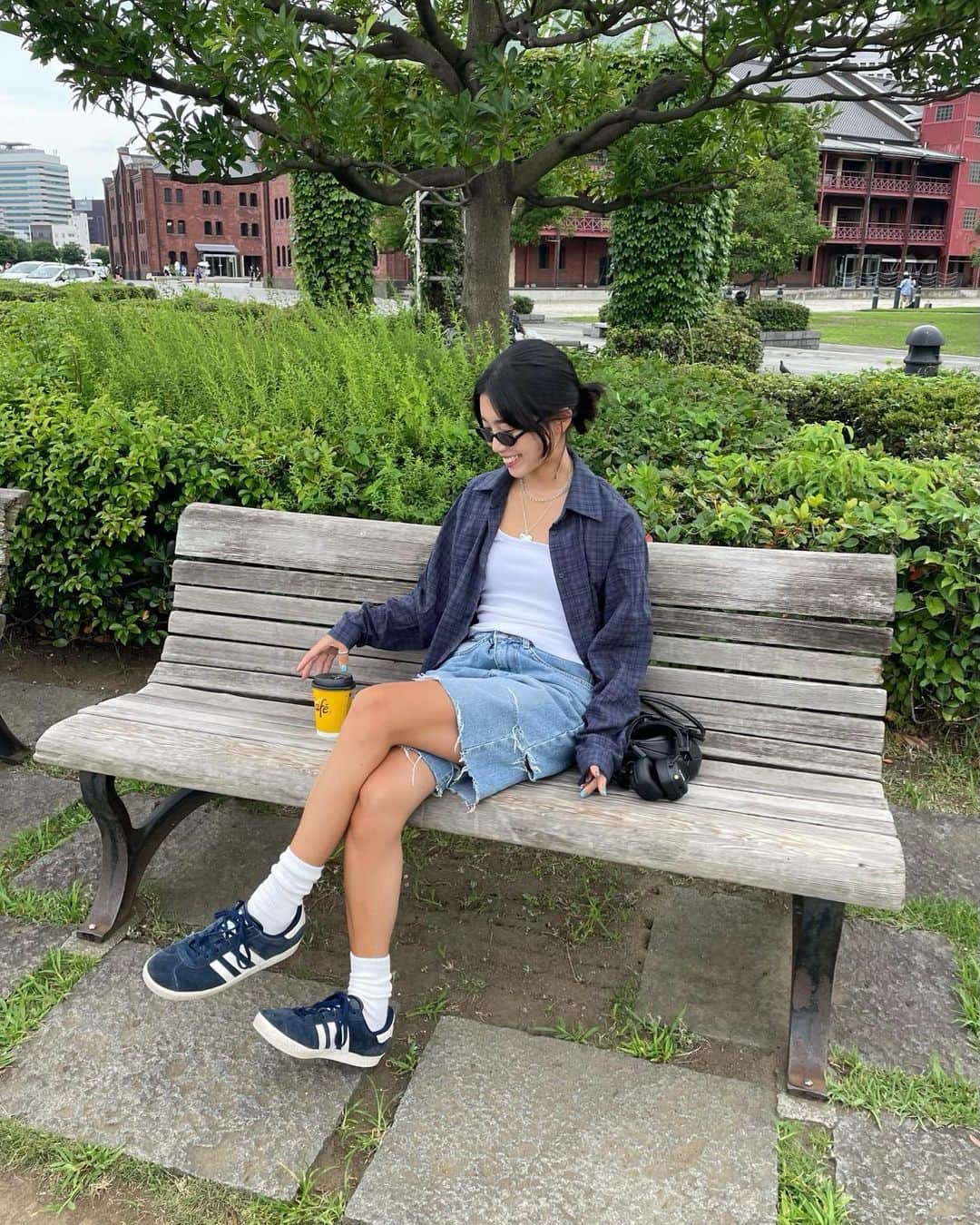 yuikoのインスタグラム：「お気に入りのハーフデニムをやっとおろした🦕 @suwdee_official   最近暑すぎてポカリが手放せません〜 みんな水分補給しっかりして夏乗り越えよ〜🥵」