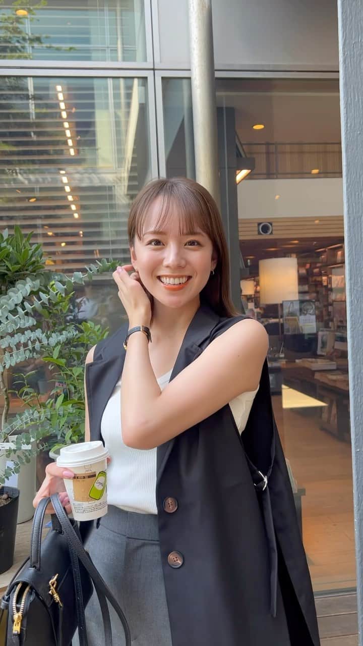 のインスタグラム：「お天気の日におでかけ☕️🌼  タンクトップにタックパンツという 普通のコーデにサラッと羽織るだけで  おしゃれに見せてくれるジレが便利🥰  @classicalelf_officialの ブラックMサイズです🖤  #クラシカルエルフ #classicalelf #エルフコーデ #タイアップ #uniqlo #gu #zara #ユニクロ #ジーユー #ザラ #zozo #zozotown #zozo購入品 #zozotown購入品 #ジレ #ジレベスト #オーバーシルエット#イエベコーデ#骨格ナチュラル」