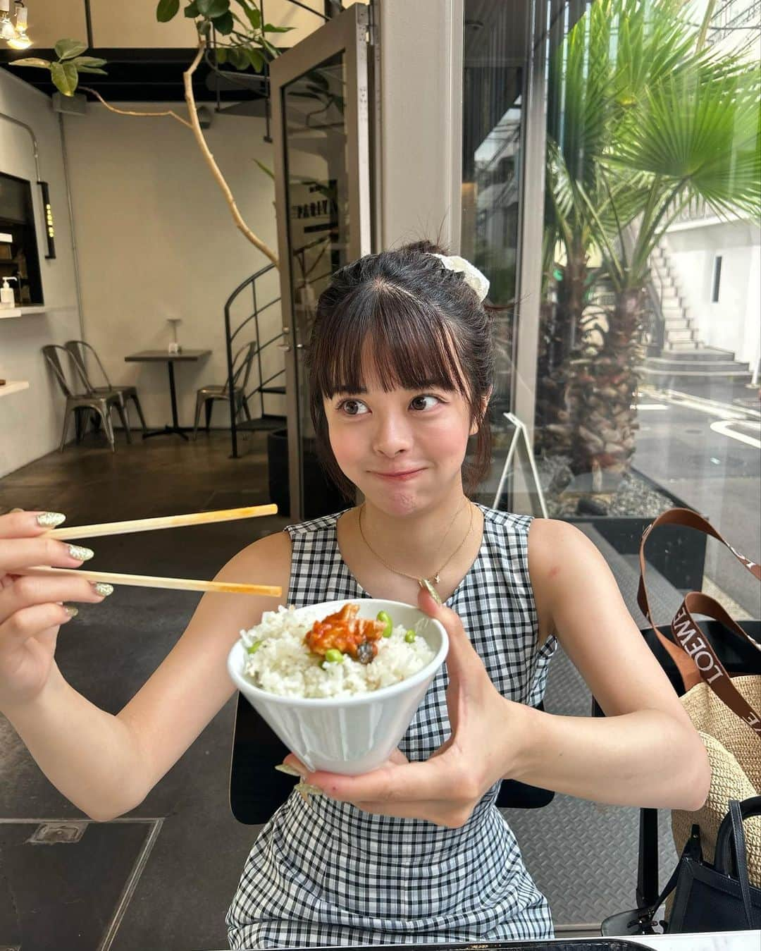 牛江桃子（ももち）さんのインスタグラム写真 - (牛江桃子（ももち）Instagram)「⁡ だいすき枝豆ご飯🫛💚 ⁡ よくウーバーでお弁当も頼むくらい大好きなPARIYA🍱 初めて店舗で食べたけど､超おいしかった！健康ごはんらぶ🍚🤍 ⁡ ⁡ 明日は平日ラストの金曜日！ももちは明日朝からインターンの面談デス👩🏻‍💻 社長業も全力で頑張るぞっ👩🏻‍💻👩🏻‍💻✊🏻 ⁡ PS. 左腕は沖縄で虫に刺されました🦟ぴえん ⁡」7月13日 20時06分 - momochi.661