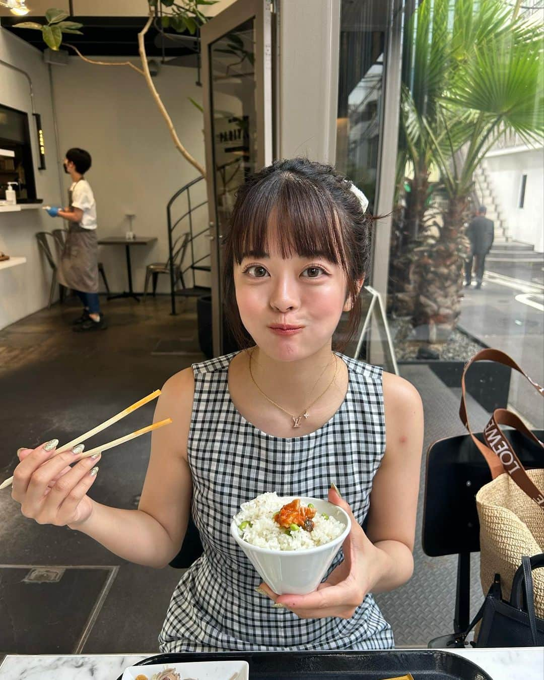 牛江桃子（ももち）さんのインスタグラム写真 - (牛江桃子（ももち）Instagram)「⁡ だいすき枝豆ご飯🫛💚 ⁡ よくウーバーでお弁当も頼むくらい大好きなPARIYA🍱 初めて店舗で食べたけど､超おいしかった！健康ごはんらぶ🍚🤍 ⁡ ⁡ 明日は平日ラストの金曜日！ももちは明日朝からインターンの面談デス👩🏻‍💻 社長業も全力で頑張るぞっ👩🏻‍💻👩🏻‍💻✊🏻 ⁡ PS. 左腕は沖縄で虫に刺されました🦟ぴえん ⁡」7月13日 20時06分 - momochi.661