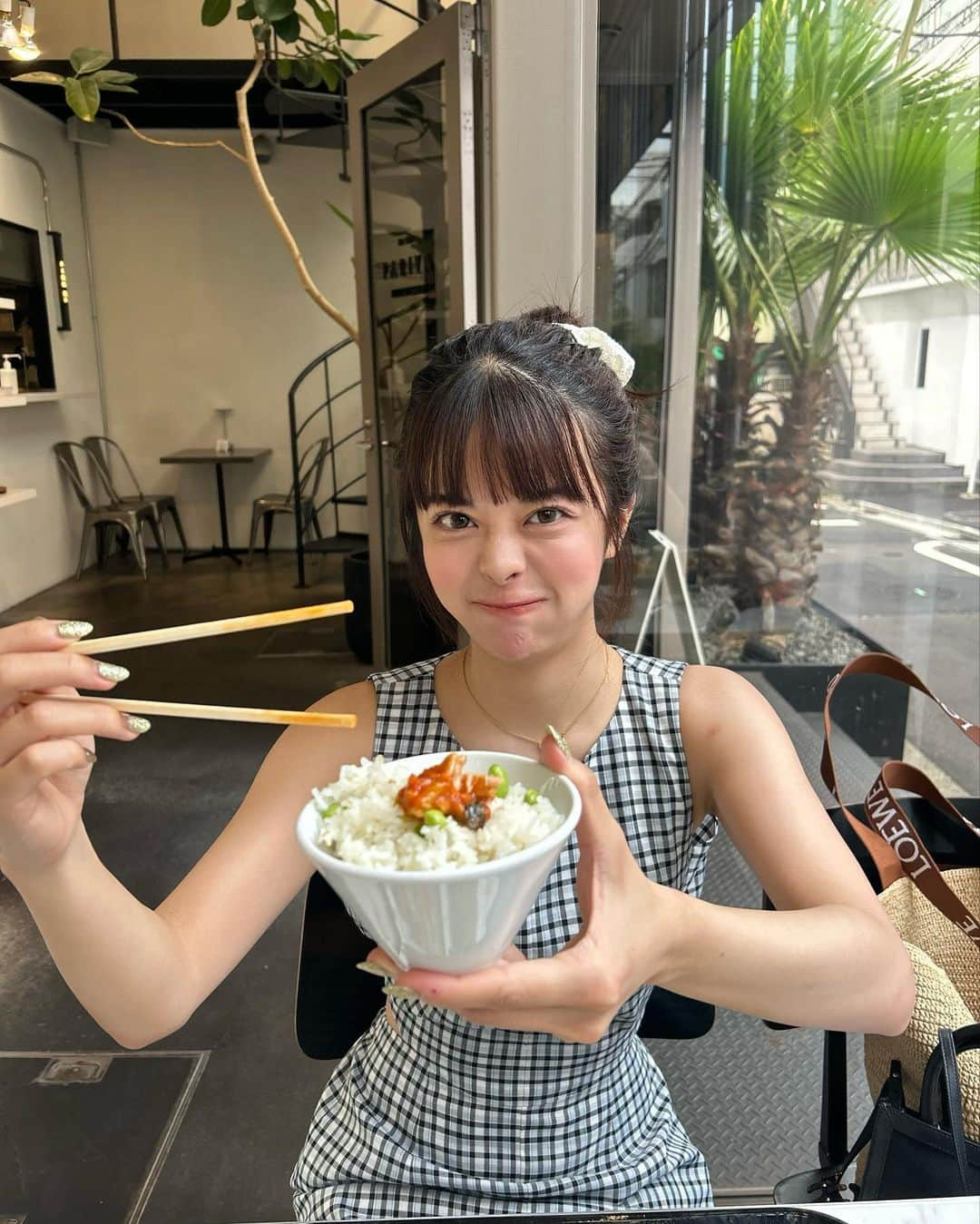 牛江桃子（ももち）さんのインスタグラム写真 - (牛江桃子（ももち）Instagram)「⁡ だいすき枝豆ご飯🫛💚 ⁡ よくウーバーでお弁当も頼むくらい大好きなPARIYA🍱 初めて店舗で食べたけど､超おいしかった！健康ごはんらぶ🍚🤍 ⁡ ⁡ 明日は平日ラストの金曜日！ももちは明日朝からインターンの面談デス👩🏻‍💻 社長業も全力で頑張るぞっ👩🏻‍💻👩🏻‍💻✊🏻 ⁡ PS. 左腕は沖縄で虫に刺されました🦟ぴえん ⁡」7月13日 20時06分 - momochi.661