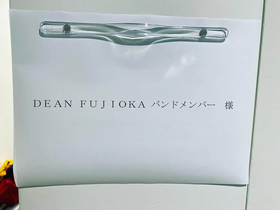 神宮司治さんのインスタグラム写真 - (神宮司治Instagram)「DEANくんのサポートメンバーで記念撮影📷✨ 誰が真ん中に行く〜？？ じゃー良いっすか？ どうぞ〜！！ わいわいキャピキャピ😆  #DeanFujioka #ディーンフジオカ #Teleportation #StarsoftheLid #DF_テレポ #佐田慎介 #ギター  #マーリンケリー  #ベース  #寺谷光 #トロンボーン  #RIO #バリトンサックス  #大泊久栄  #トランペット  #米澤美玖  #アルトサックス  #神宮司治 #ドラム #レミオロメン  #バズリズム」7月13日 20時07分 - ojro_men