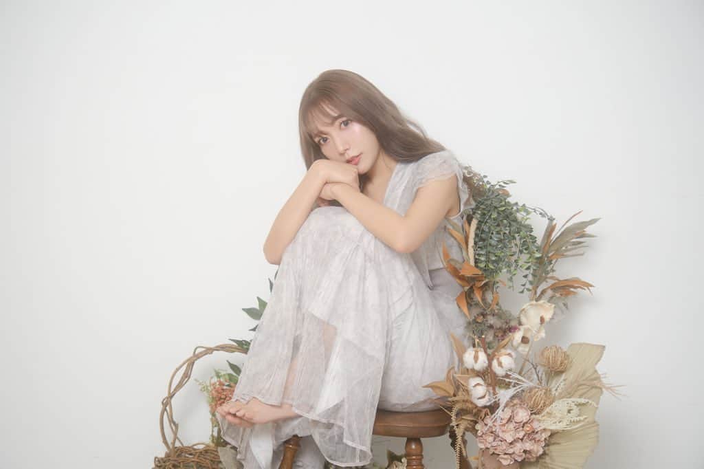 野中美郷のインスタグラム：「♡ - お知らせ - 新体制のalmaに新メンバーとして 加入させて頂くことになりました。  時間をかけて自分と向き合って考え、 新体制almaへの加入を決断しました。  大きな心で受け入れてくれたメンバー、 スタッフのみなさんには本当に感謝です。  新たなグループで活動するというのは 簡単なことではないとは思いますが 自身の人生をまた新しい仲間と一緒に 最高なものにしたいと楽しみの方が 今とても大きいです。  応援してくださっている皆さんに almaの全部を、almaの私を 好きになって貰えるように…！  “生の音を届けるリアルサウンドグループ” に恥じないよう個人の力も上げられるように…！  まずはお披露目の日に向け努力して参ります。 お披露目には出来るだけ多くの皆さんに 会うことができたら嬉しいです。  魅力的なグループに加入させて頂けて またチャレンジが出来ることに 心から幸せを感じています💐  皆さんとここからまた更に楽しい毎日を 長い時間過ごせますように😊 また笑顔で会いたいです！  やっぱり毎日幸せだ！！！ また沢山歌えるよ！！！！ これからも応援宜しくお願いします。 野中美郷 @alma_official_desu」