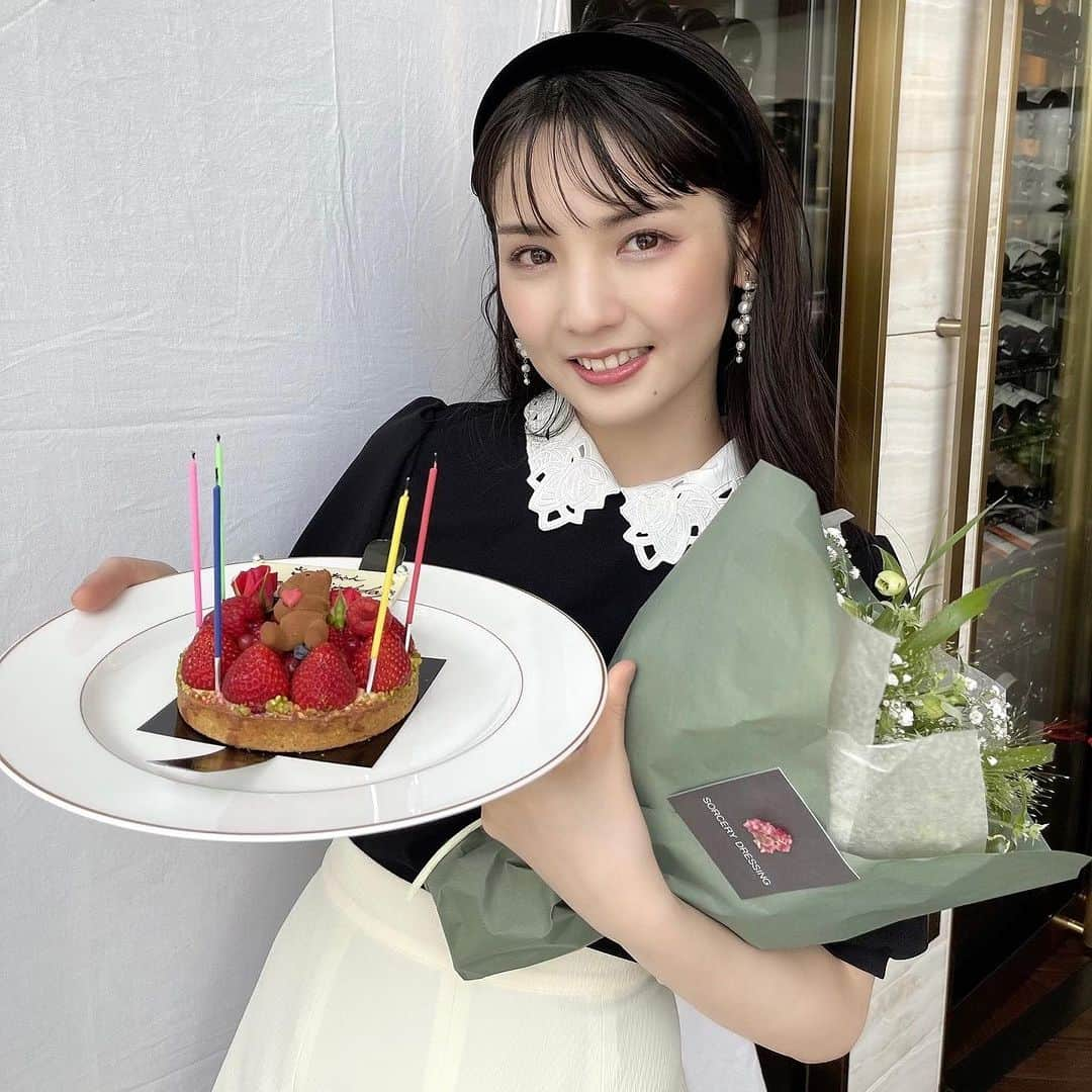 美人百花さんのインスタグラム写真 - (美人百花Instagram)「7月13日は道重さゆみちゃんの誕生日🎂🐰 おめでとうございます！！ 先日の撮影でひと足早くさゆちゃんのお祝いをさせていただいたのでお写真をシェア☺️  撮影の後に、くまのケーキと、さゆちゃんが今年ハマっていると話に出ていたクリームソーダをイメージした花束でお祝いしました🎁  サプライズが成功するかドキドキでしたが、「大好きなくまと、私の好きなクリームソーダ風の花束とてもうれしいです❣️」と喜んでもらえて編集一同ハッピーです🫶  どんなに風が強い日🌬も、寒い日⛄️も、暑い日🔥もいつも全力で撮影をこなすさゆちゃんの笑顔に何度も助けられています！　そして、連載ではいつも突拍子もないテーマを投げるにも関わらず「こんな感じでイラスト描いてみました！」と素敵な #原画道重 を渡してくれるさゆちゃんに感謝でいっぱいです🙇‍♀️ いつもどんなイラストが届くか楽しみにしております☺️  さゆちゃんにとって素敵な1年になりますように🐰 本日のライブも頑張ってください✨✨  #道重さゆみ さん #さゆちゃん #ちゃゆ #誕生日 #誕生日おめでとう #お祝い #祝 #道重さゆみ生誕祭 #さゆちゃん大好き #美人百花 #happybirthday」7月13日 20時09分 - bijinhyakka