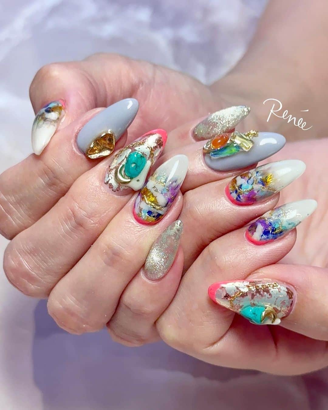 埜藤理恵のインスタグラム：「new Art,,.♡ チップも可愛いけど 実際にするとより可愛い☺️ ネオンオレンジのラインがポイント🍊  @dnagel_spacenail の ネオンシリーズ テクスチャ最高すぎて 重ねたアートの根元でも 細くくっきり♡  □ Rie Nofujiプロデュース @tree01official エプロン 好評発売中  □ Renée professional brush シリーズ ＊オーバル ＊トップフレンチ ＊スマートフラット Renée web shop 全国ネイルディーラーにて発売中 プロフィールURLより飛べます  □ 店舗詳細 ⇩ 大阪府大阪市北区堂山町1-2 R&Eビル3階 am10:00〜pm20:00 JR大阪駅から徒歩7分 阪急梅田駅から徒歩7分 御堂筋梅田駅から徒歩7分  ご予約は サロンの公式LINEより受け付けております。 @rrieenee プロフィールURLより LINE飛べます。 LINEにて行き方動画も配信しておりますので ご参考くださいませ」