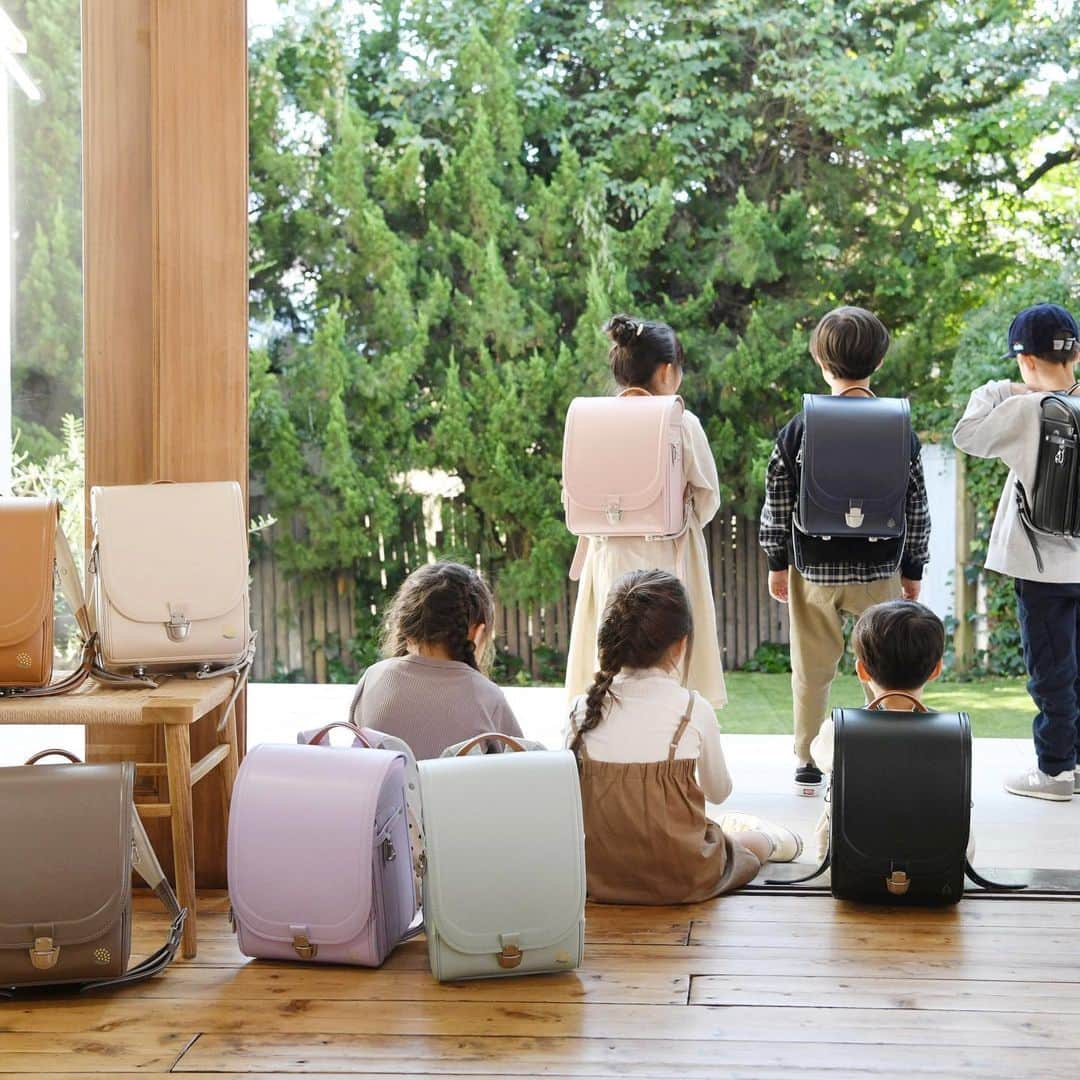きなこのインスタグラム：「北海道で初めての展示販売会が新たに決まり、「江別蔦屋書店」さんで現在スタートしております✨ 10月末まで開催されているので、ぜひお越しいただけると嬉しいです☺️  全国各地で開催してきました、2024年度版ずっとランドセルの展示販売会も残すところあとわずかとなりました。これまでお越しくださった皆様、ありがとうございます🙇‍♀️✨  来週からは名古屋栄三越での開催がスタート！ こちらもぜひぜひ✨ 期間 : 7/19（水）〜7/24（月）  * #ずっとランドセル #ミモザ #ランドセル #半かぶせ #半かぶせランドセル #ランドセル選び #入学準備 #ラン活 #4歳 #5歳 #6歳 #男の子 #女の子 #育児 #子育て #こども #子供  #暮らし #小学生」