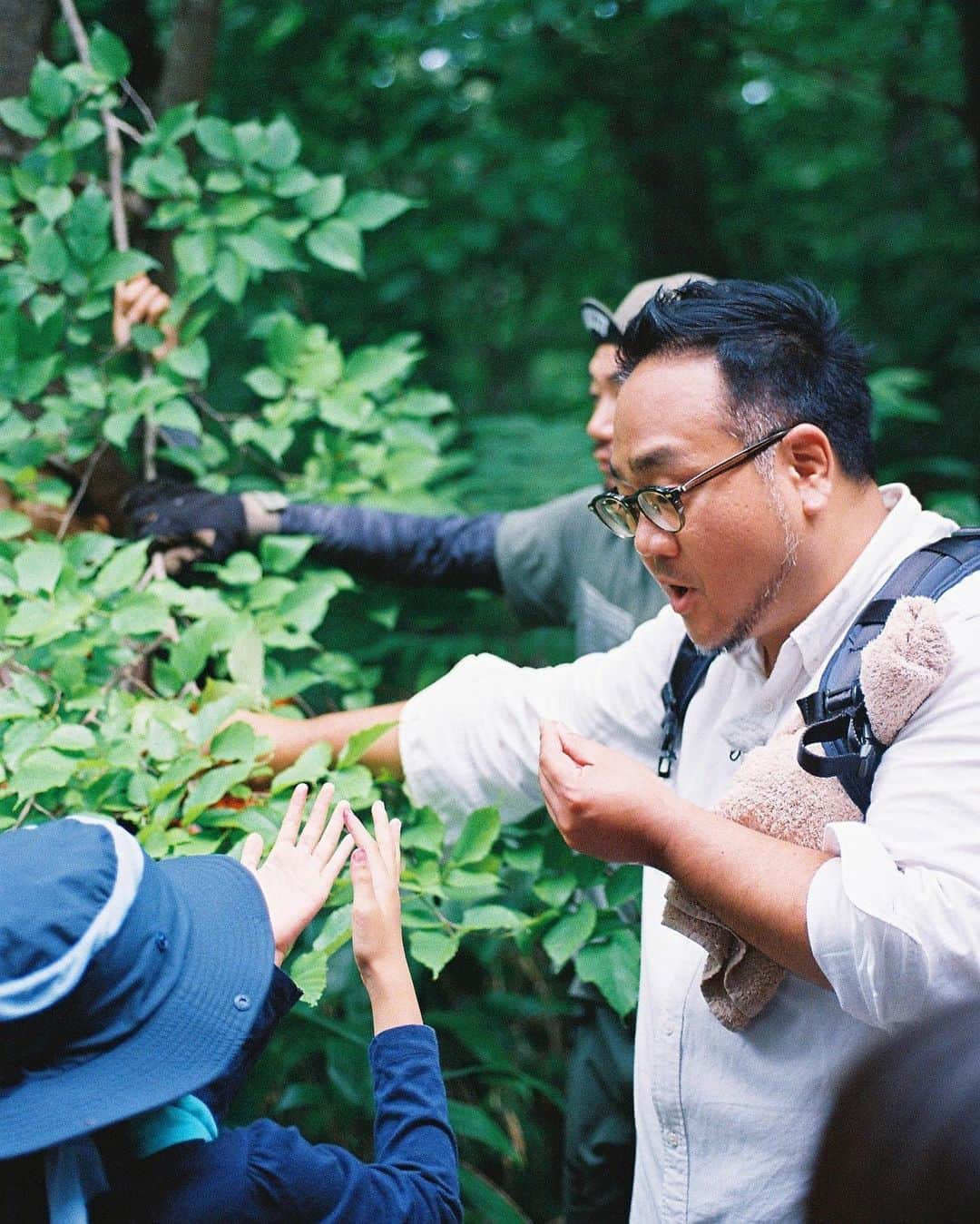 河野真也のインスタグラム：「(撮影 日比野寛太)  「サッポロの山 サッポロの木 サッポロの人」  山の人たち @shigeakiadachi  @somaya__guy  @non_minori   作り手の人たち @kounomeimokuten  @woodlink_sapporo_n1e11  @tetsujin  @chiemokushop   #北海道 #札幌 #ニレ #にれの木  #木こり #森林作業道 #林業 #木の家具  #木の器 #北海道愛がとまらない #hokkaido #sapporo」