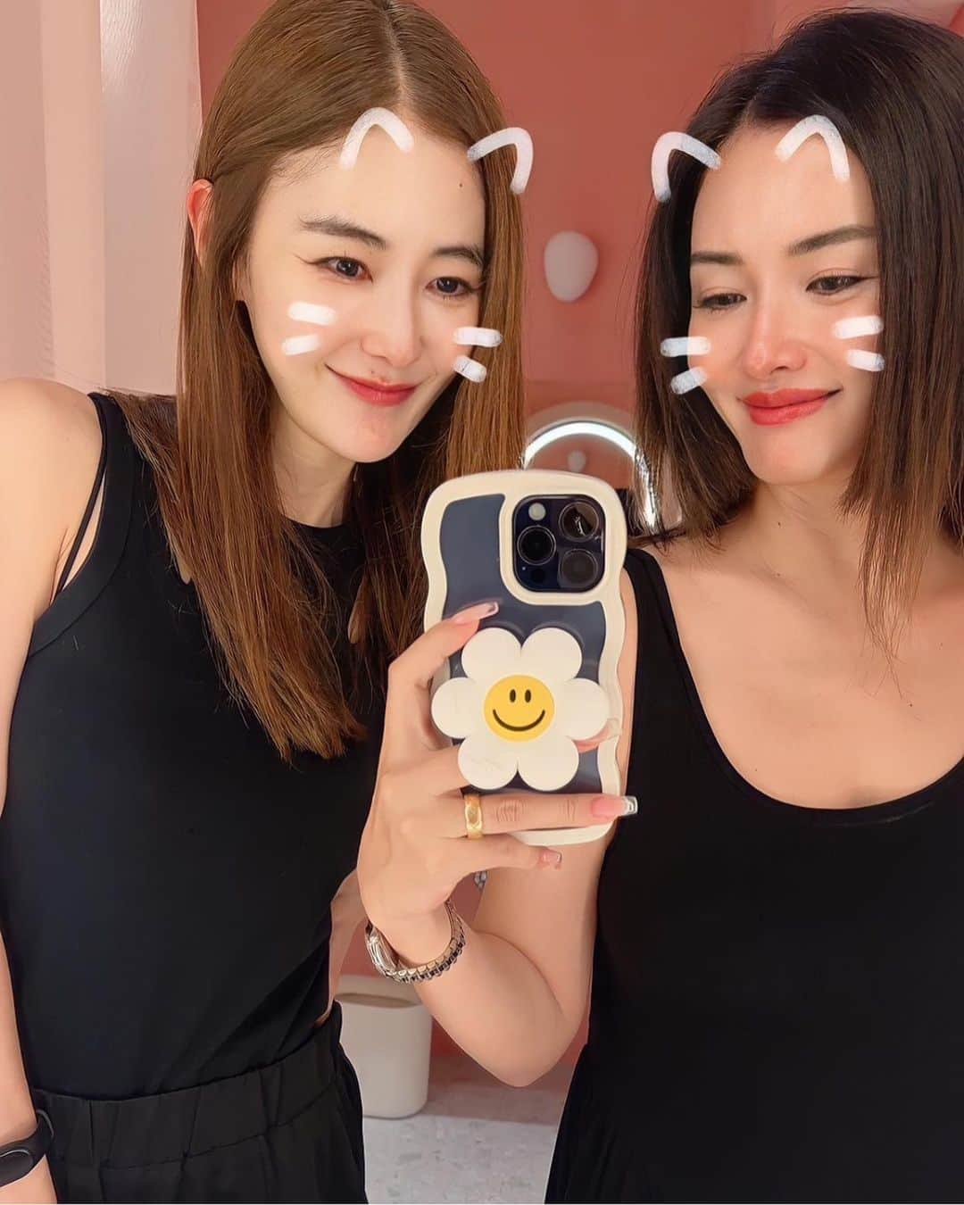 kiyomi medeirosのインスタグラム：「昨日はあやのちゃんとハーブ🌿サウナ @steams_tokyo へ🧖‍♀️ すっぴんだからアプリでごめんなさい😂🙏  女性のためのトリートメントサウナ。スチームサウナとハーブのスチームサウナだから、入りやすかった🧖‍♀️思った程暑くないかなぁと思ったけど、知らない間に2リットルくらい汗かいてた見たいで😂💦家に帰って体重測ったら痩せててびっくり‼︎‼︎しかも、お肌のスクラブやパック、オイルなど色んなコースがあって、サウナ終わったら2人とも顔が"つるピカ"で本当にびっくりしたよ🥹✨✨✨ スチームサウナで毛穴がいい感じに開いて汚れもスッキリして、パックもしたからもう本当に完璧だった🥹❤️ 嬉し過ぎて、最後の1枚はアップでつるピカ具合を撮りました😂✨✨  ヘアパックとかもあって、髪もサラッサラに🧖‍♀️🌿  ハーバルサウナは自律神経も整えてくれるから本当に今の女性にぴったり🥹❤️  あやのちゃん誘ってくれてありがとう🥹🫶❤️❤️❤️ @ayano_fukuoji   @kazusa_matsuki ❤️  #steams#treatmentsauna#steamstokyo#サウナ#サウナ女子#スチームサウナ#ハーブサウナ #fashion#outfit#ootd#cordinate#style#ファッション#コーディネート#コーデ#ママコーデ#大人可愛いコーデ#カジュアルコーデ #セリーヌ#オールブラック」