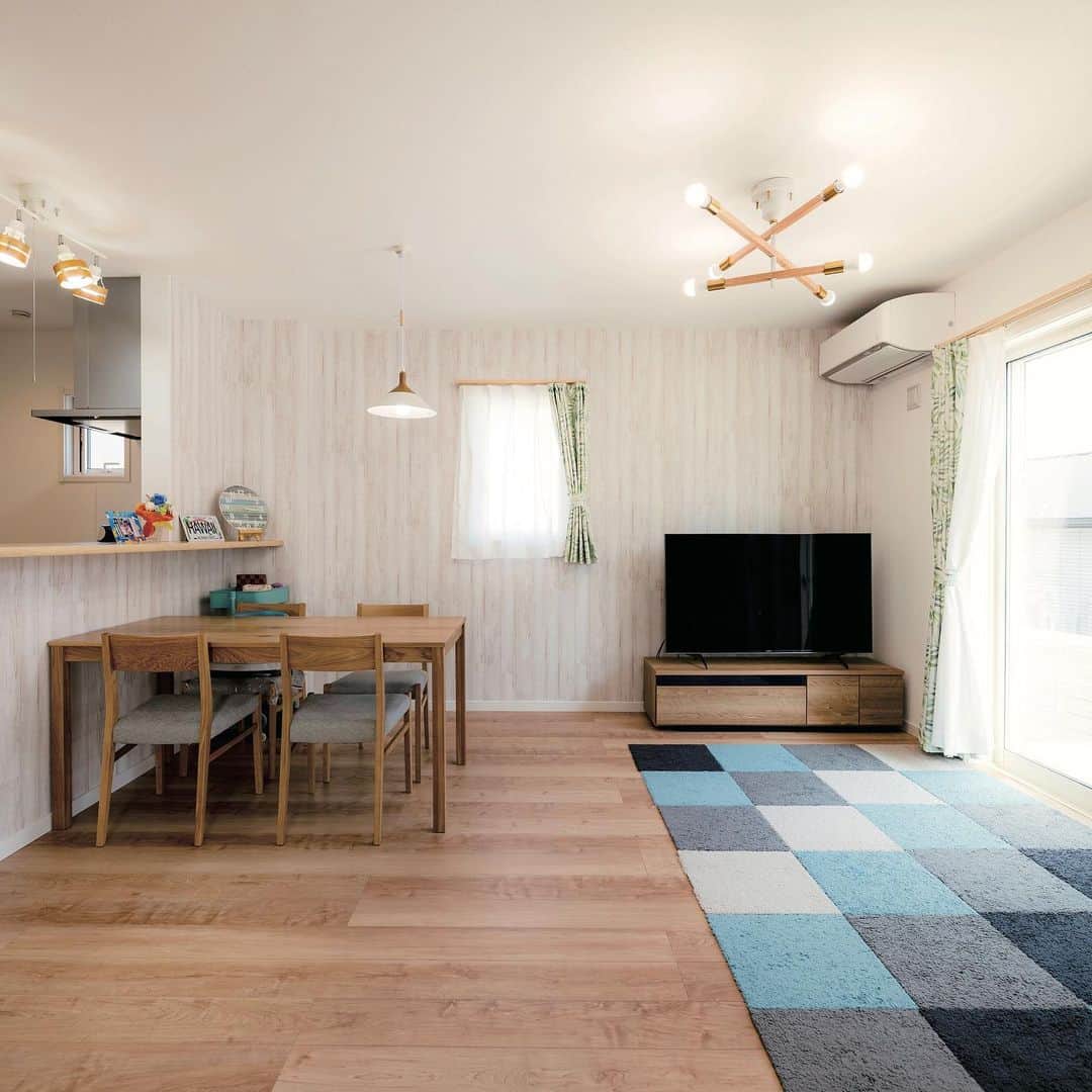suzukuri さんのインスタグラム写真 - (suzukuri Instagram)「【Viento施工事例：静岡県S様】 明るい木目調サイディングが映える、深い青の外壁が特徴のS様邸。 Vientoのフラッグシップモデルの外観で使われたカラーリングをそのまま採用しました。  きれいに並ぶ釣り道具からも伝わるように、海が大好きというS様。 ブルーとも相性の良い白をふんだんに使い、爽やかで気持ち良い空間を作り出しています。  通常では玄関前に設置するフロントデッキですが、S様邸ではリビングから庭へつながるように設計されています。 性能・デザイン・快適性を考えて、自分たちらしい家づくりを実現されました。  ▶いつもの日常が、特別な毎日に変わる家。 Vientoの詳細・資料請求はプロフィールリンクから。⁠ →@suzukuri.official」7月13日 20時12分 - suzukuri.official