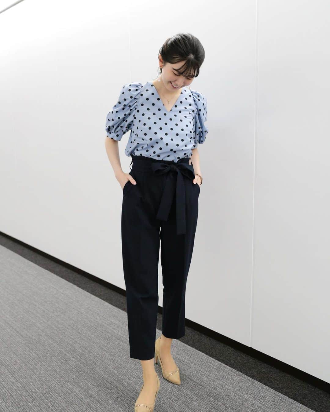 駒木結衣さんのインスタグラム写真 - (駒木結衣Instagram)「今日はブルー×ドット 甘すぎないパンツスタイルでした🐋♡  tops&pants : @tiara_melrose  earrings : @anemone_official   hair&make : @ikuyo.hairmake さん~♡  いつもありがとうございます✴︎  明日も頑張ろう😼」7月13日 20時16分 - komaki_yui