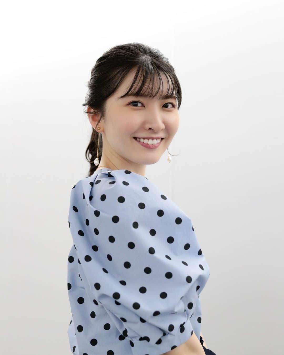 駒木結衣さんのインスタグラム写真 - (駒木結衣Instagram)「今日はブルー×ドット 甘すぎないパンツスタイルでした🐋♡  tops&pants : @tiara_melrose  earrings : @anemone_official   hair&make : @ikuyo.hairmake さん~♡  いつもありがとうございます✴︎  明日も頑張ろう😼」7月13日 20時16分 - komaki_yui