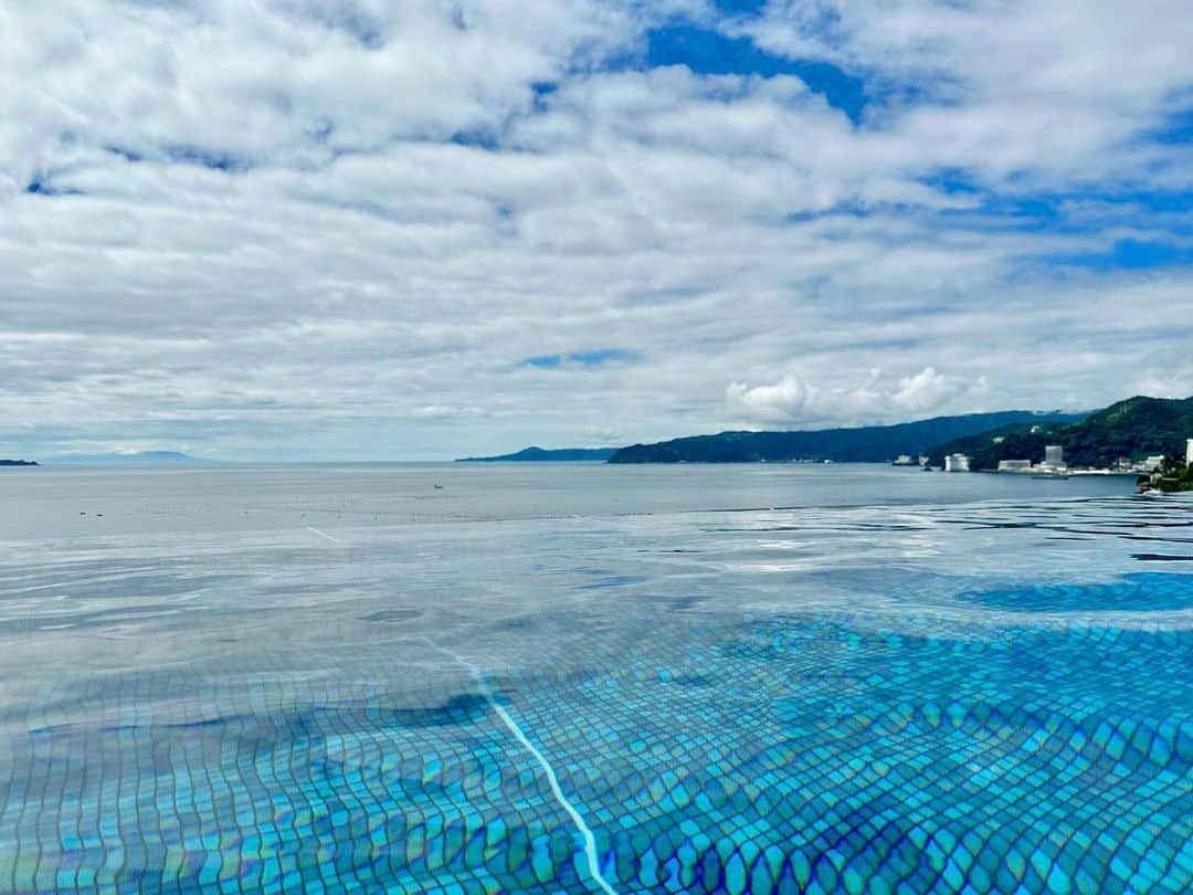 黒田麻理耶さんのインスタグラム写真 - (黒田麻理耶Instagram)「🏊‍♀️🧡 . 「東急ハーヴェストクラブ熱海伊豆山」の屋外プール💙 プールの水面と海の水平線が繋がる景観が素敵✨ . この日でちょっと焼けた気がする👩🏽🌞 . #東急ハーヴェストクラブ熱海伊豆山 #ハーヴェストクラブ熱海伊豆山 #熱海旅行  #温泉  #たくまり旅行  #♨️ #hotsprings  #mariyaonsen」7月13日 20時31分 - mariya_kuroda