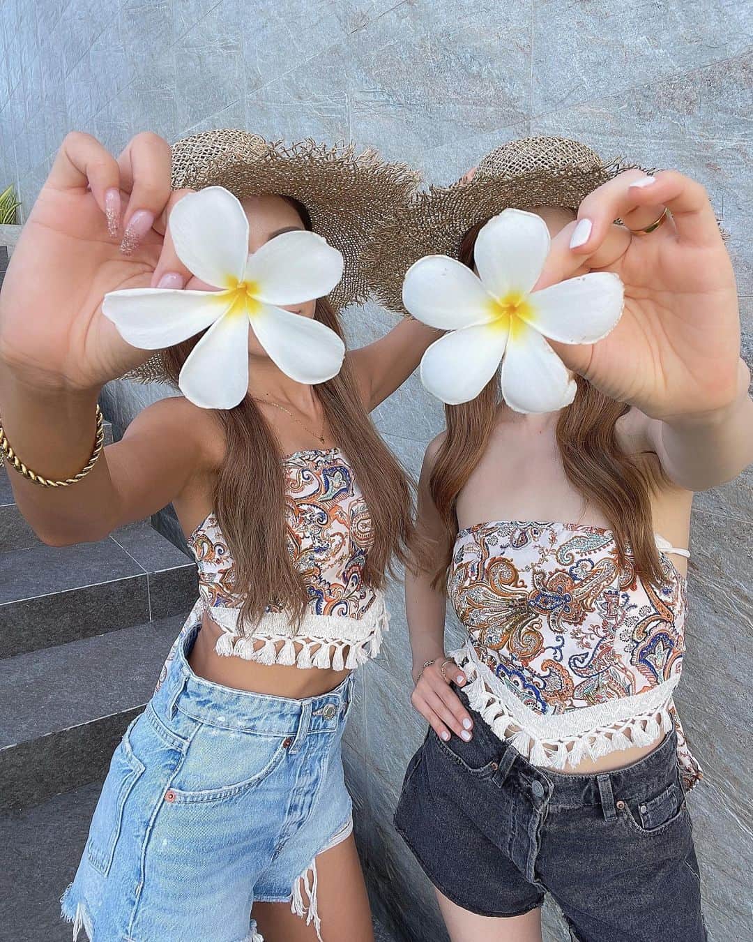 MIWAのインスタグラム：「TWINS👩🏽‍🤝‍👩🏼🤎 ㅤㅤㅤㅤㅤㅤㅤㅤㅤㅤㅤㅤㅤ ㅤㅤㅤㅤㅤㅤㅤㅤㅤㅤㅤㅤㅤ SHEINで買ったtops【12566000】 おそろコーデしてみた🫶🏼🌿 とっても好評だったやつ🫣/// ㅤㅤㅤㅤㅤㅤㅤㅤㅤㅤㅤㅤㅤ りょぴと行けてよかった🌼♪ 年内もう一回海外いこうね🤎 ㅤㅤㅤㅤㅤㅤㅤㅤㅤㅤㅤㅤㅤ あーほんとにかわいい。 この世で好きなお花は バラとプルメリアでござんす🫠🩷  ㅤㅤㅤㅤㅤㅤㅤㅤㅤㅤㅤㅤㅤ #TWINS#love#friends  #おそろコーデ#shein#sheinコーデ」
