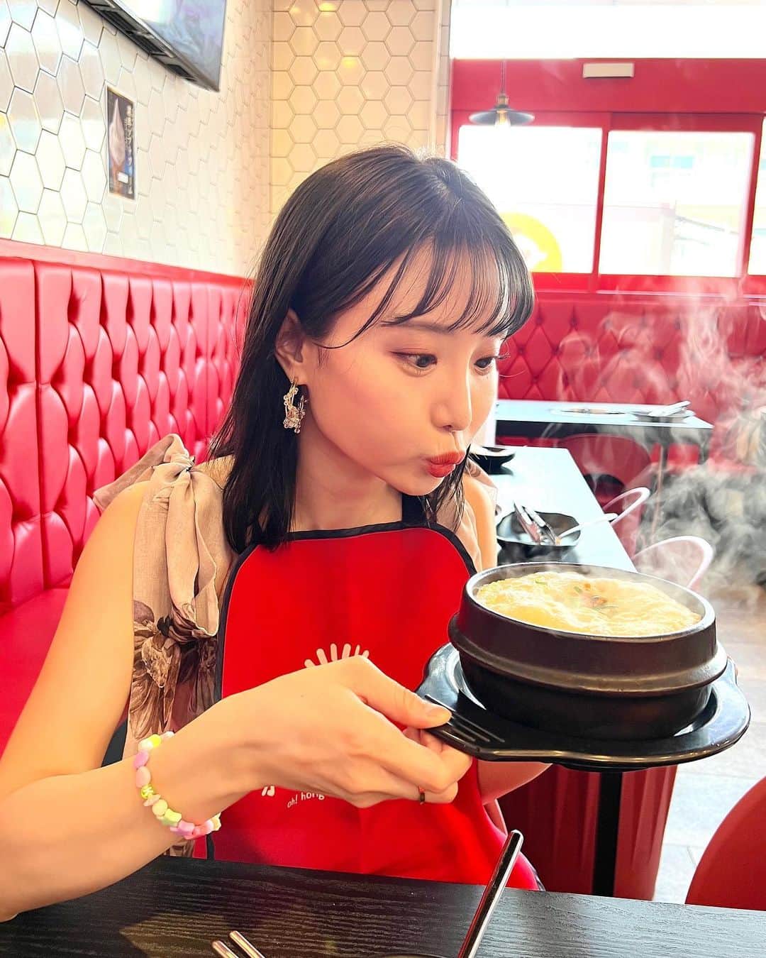 柴田阿弥のインスタグラム：「❤️❤️‍🔥❤️❤️‍🔥❤️  この前辛いもの活動してきた🥵❤️‍🔥  この韓国料理のふわんふわんの卵 大好きなんですがいつも名前が覚えられない🙉 ケランチムですね😂🫶🫶  ㅤㅤㅤㅤㅤㅤㅤㅤㅤㅤㅤㅤㅤ 最近辛いもの我慢してたから チュクミ食べて元気いっぱい❤️‍🔥  ㅤㅤㅤㅤㅤㅤㅤㅤㅤㅤㅤㅤㅤ 手につけてるビーズのブレスレットは この前友達と作ったものです💞🥰  夏っぽくて可愛い💕 子供の頃の気持ちを思い出して超盛り上がった😆笑  ㅤㅤㅤㅤㅤㅤㅤㅤㅤㅤㅤㅤㅤ #ケランチム #韓国料理 #チュクミ」