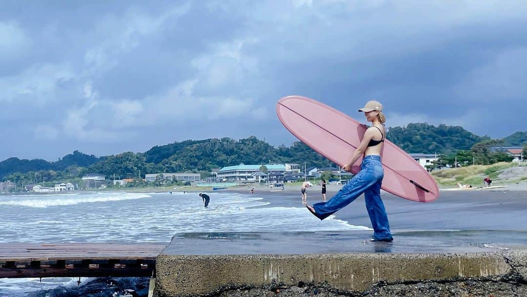 牧野広実のインスタグラム：「⑅◡̈*  　　　　 海にいたら水着にデニムで歩けるから良い♡♡  　　　　 今年の夏は何回海行けるかな…🌊　 　　　　　 　　　　　 #surfing #surfgirl #surfboard #toddpinder #サーフィン #サーフィン女子」