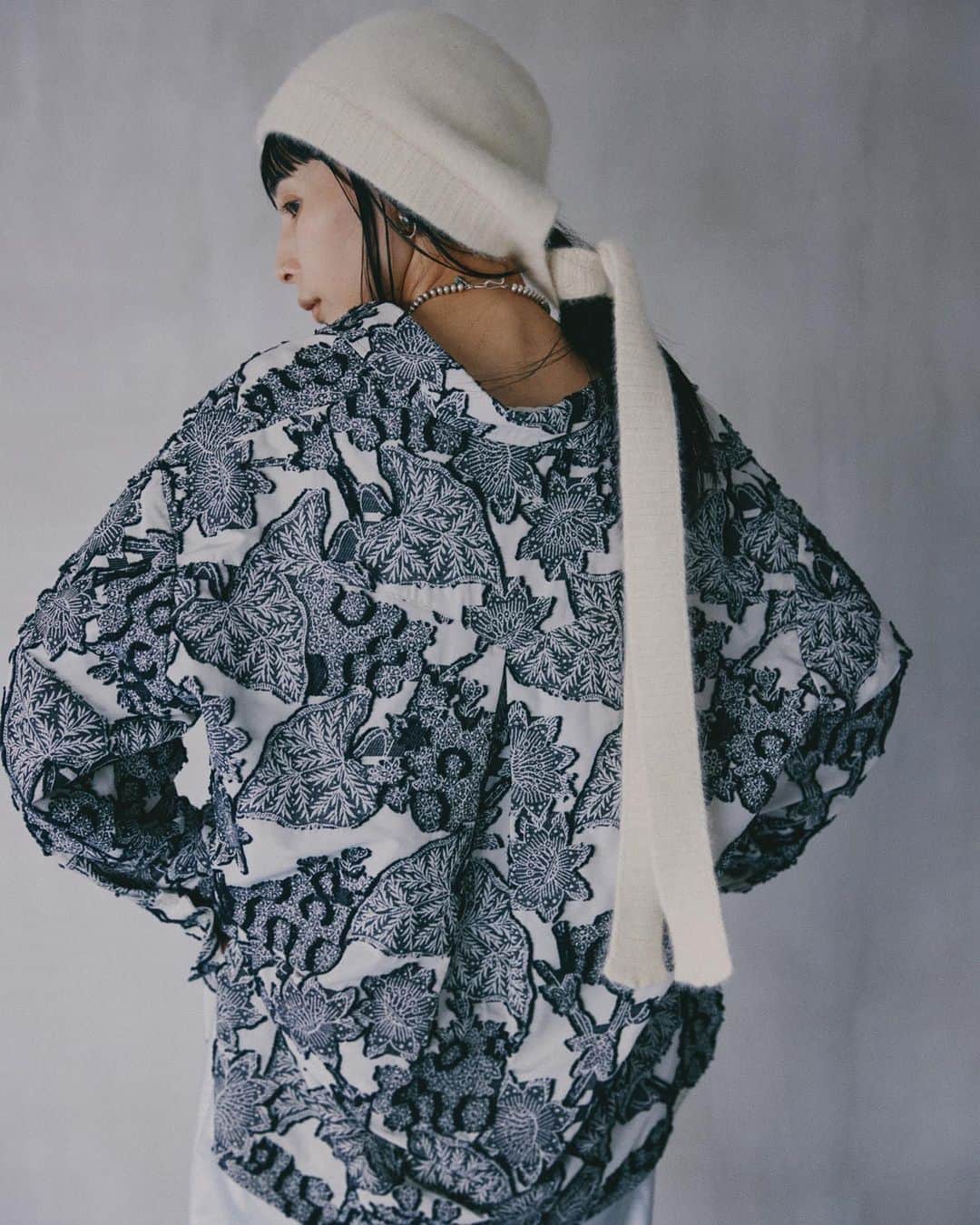 黒石奈央子さんのインスタグラム写真 - (黒石奈央子Instagram)「カジュアル層にはたまらないこちらのボタニカル柄ブラウス。 スカートも実はあってセットできても可愛い！またスカートは紹介します！  blouse ¥21000  ボタニカル柄が目を惹くジャガードのオーバーサイズ ブラウス。 ・群馬県桐生市で織られた繊細で高級感あるジャ ガードの素材を使用。  ・ベースの素材は落ち感があり、フロントの紐を垂ら して着用するのがおすすめ。  ・オーバーサイズシルエットで、首元をスキッパーデ ザインにすることで抜け感を演出。  ・同素材の【UND BOTANICAL JACQUARD SKIRT】 と合わせたスタイリングもおすすめ。  こちらで先行アイテムまとめてます！ #ameri2023undressed . .  UNDRESSED先行ご予約会  【WEB STORE】 ■Amate会員様 7/25(火)18:00～7/31(月)13:00 ※7/27(木)10:00～11:59はシステムの都合上、ご購入いただけませんので予めご了承ください。  ■一般のお客様 7/27(木)12:00～7/31(月)13:00  【代官山店】 7/27(木),28(金) ※7/29～31はサンプルの設置はございませんが、オーダーは可能です。  【新宿店】 7/29(土)～31(月)  【心斎橋店】 7/29(土)～31(月) ※土日のみ21時まで営業致します。  【名古屋店】 8/4(金)～6(日)  . . . @ameri_shinjuku @amerivintage @ameri_daikanyama @ameri.shinsaibashi  @ameri_nagoya #ameri#amerivintage #fashion #coordinate#ootd#outfit#osanposnap #705_outfit #大人ファッション #大人コーディネート #大人スタイル #modestyle #modefashion#modecasual」7月13日 20時24分 - blackstone705